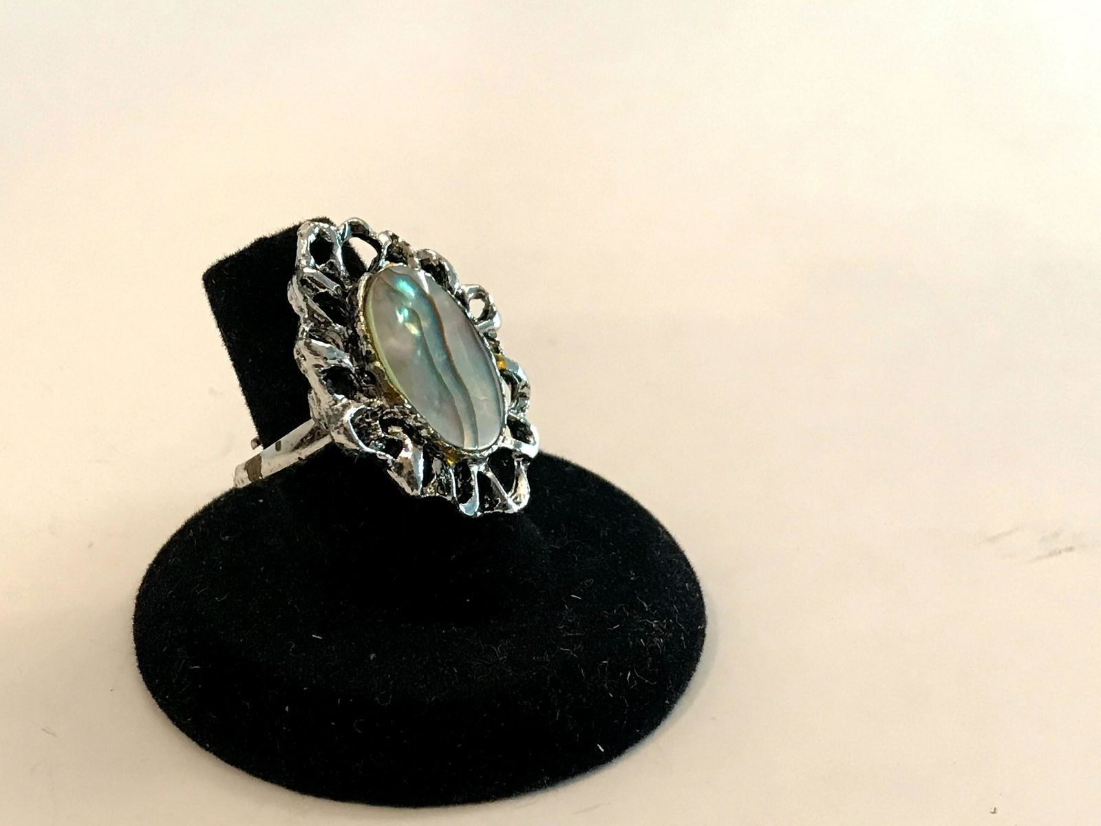 Beautiful Large Silver Abalone Ring: Beautiful Large Silver Abalone Ring Please view all photos as they are part of the description and condition of this Item, Feel free to contact me with questions or picture requests!. Used Item AS IS