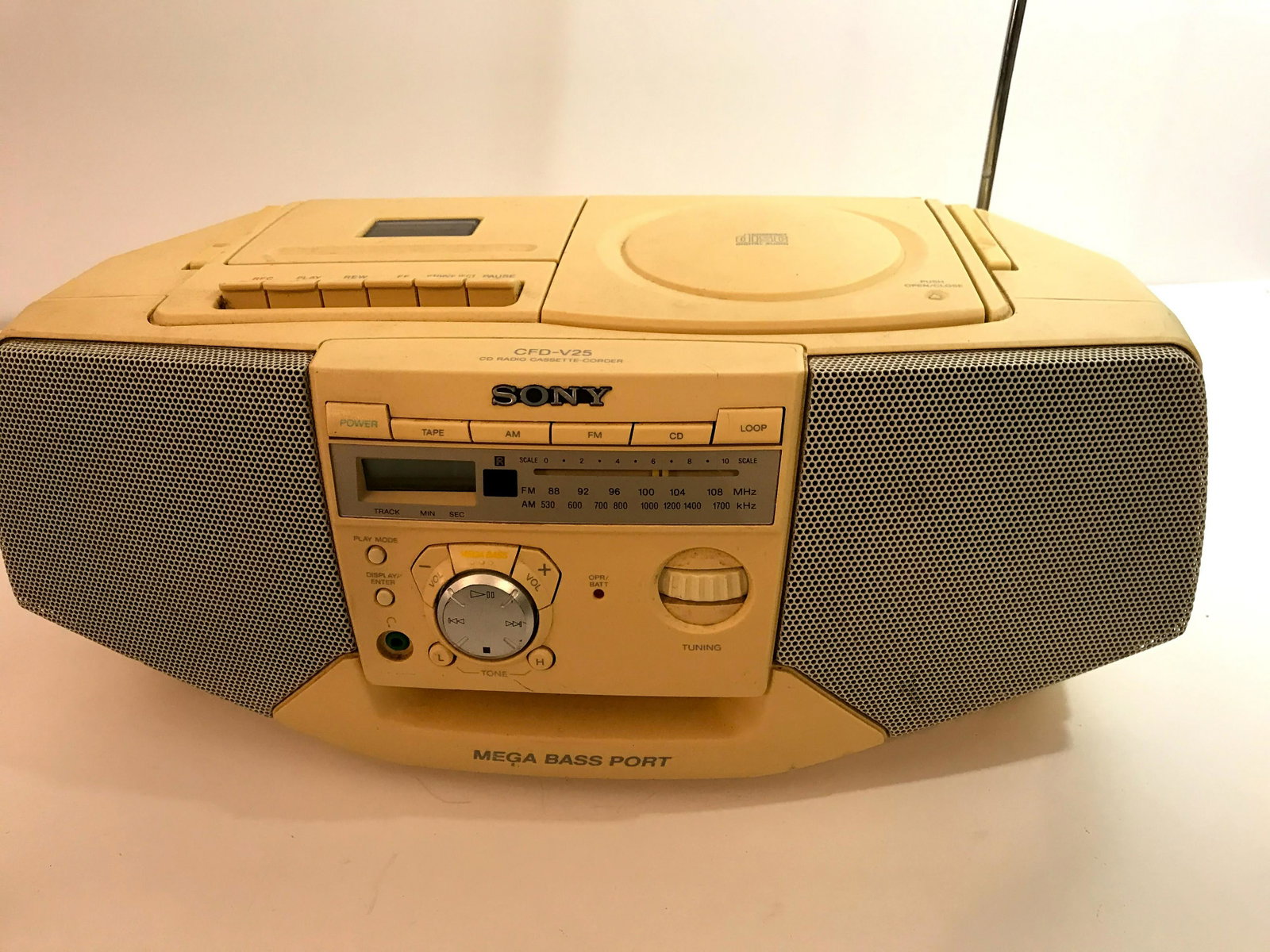 Sony CFD-V25 Stereo CD Radio Recorder: Sony CFD-V25 Stereo CD Radio Recorder no cord view all photos as they are part of the description and condition of this Item, Feel free to contact me with questions or picture requests
