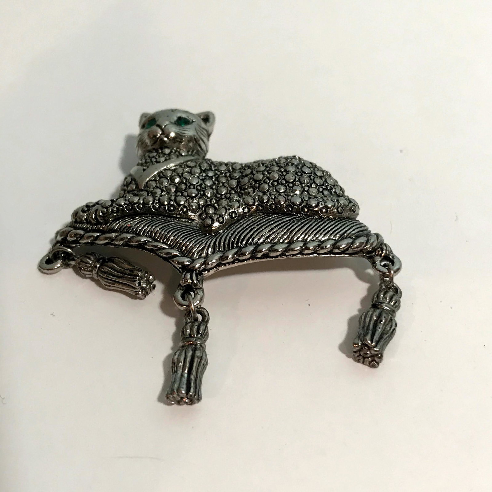 Vintage Cat Marcasite Green Eyes Pin Brooch: Vintage Cat Marcasite Green Eyes Pin Brooch Signed Avon Please view all photos as they are part of the description and condition of this Item, Feel free to contact me with questions or picture request