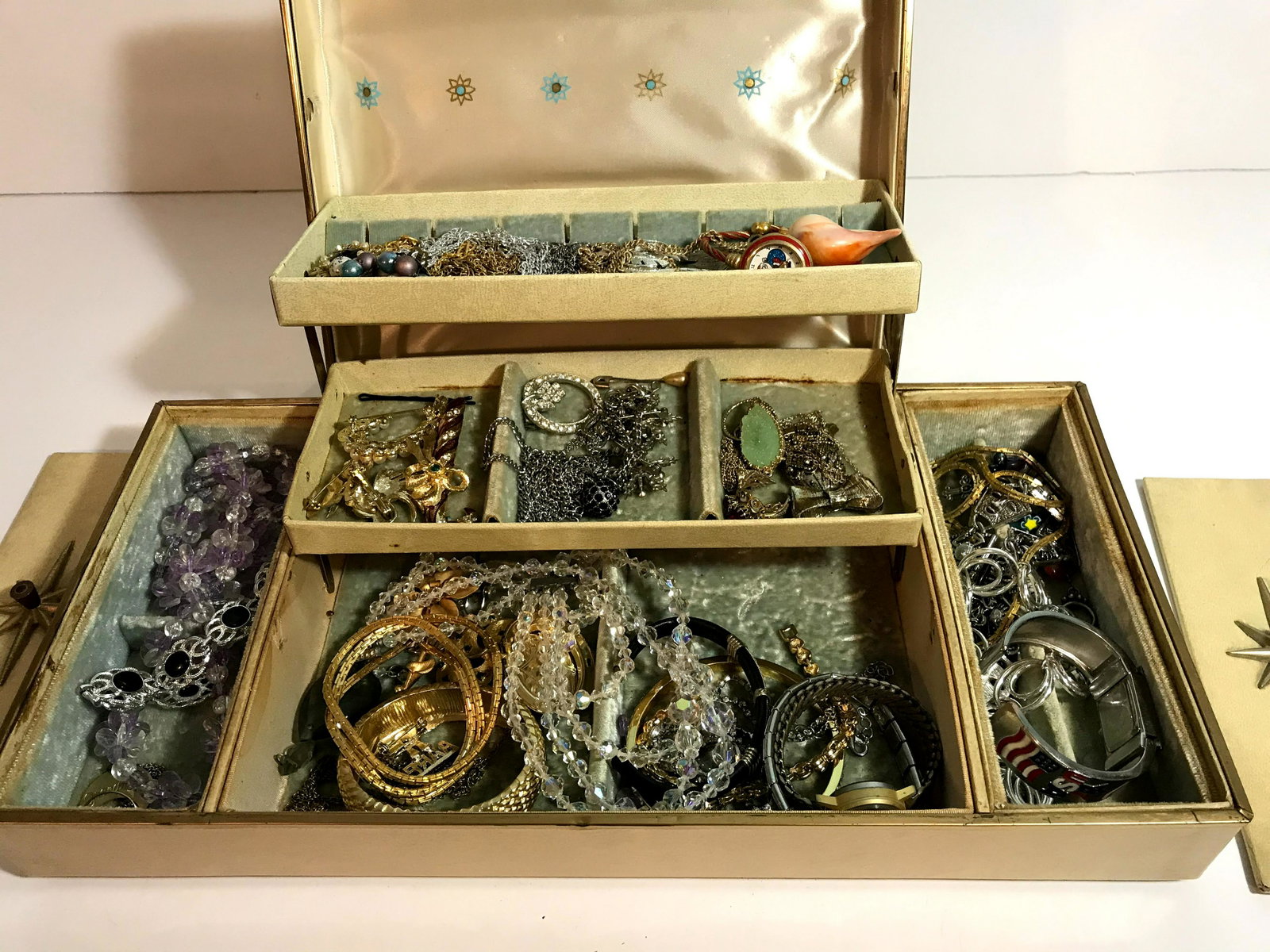 Nice Jewelry Lot and Box ALL GOOD Wear Resell: Nice Jewelry Lot ALL GOOD Wear Resell Vintage Earrings and More Please view all photos as they are part of the description and condition of this Item,
