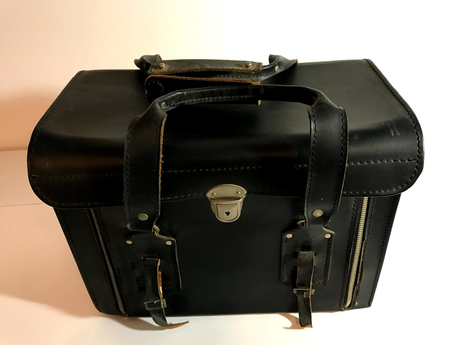 Vintage Old Black Leather Camera Bag 13 x 10 x 7: Vintage Old Black Leather Camera Bag 13 x 10 x 7 Please view all photos as they are part of the description and condition of this Item, Feel free to contact me with questions or picture requests!. Use