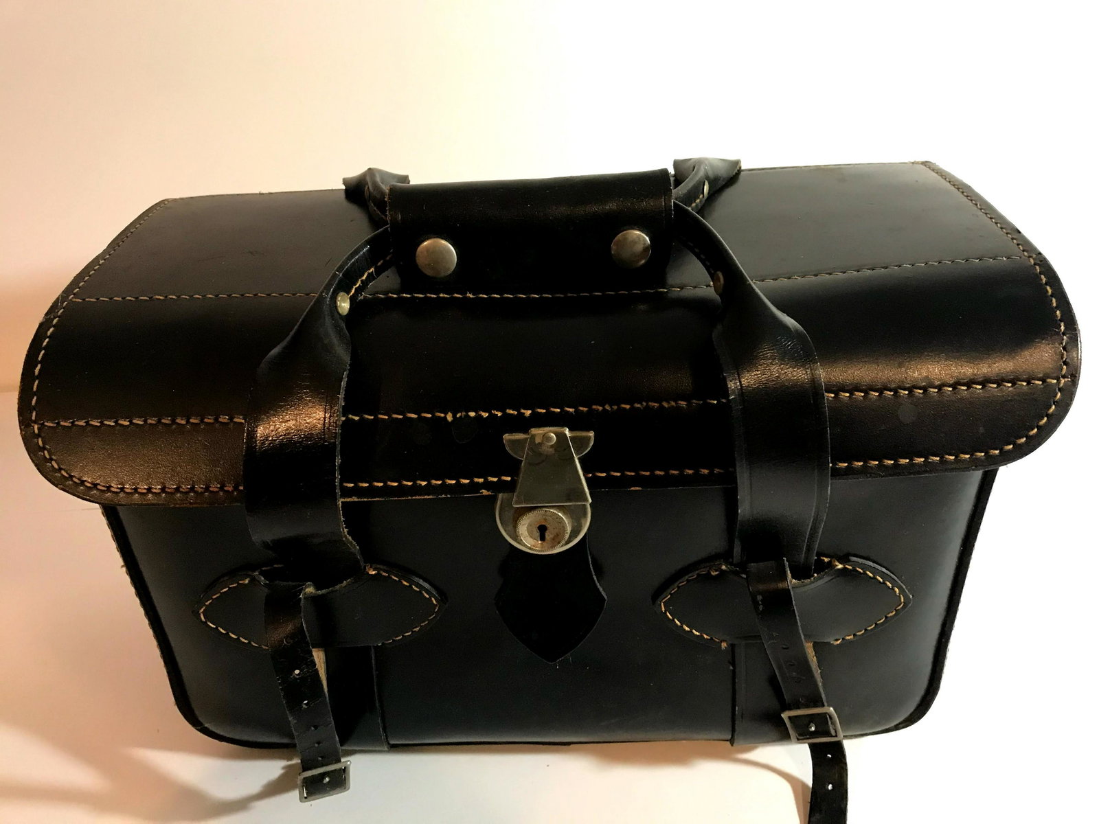 Vintage Old Black Leather Camera Bag 14 x 10 x 7: Vintage Old Black Leather Camera Bag 14 x 10 x 7 Please view all photos as they are part of the description and condition of this Item, Feel free to contact me with questions or picture requests!. Use