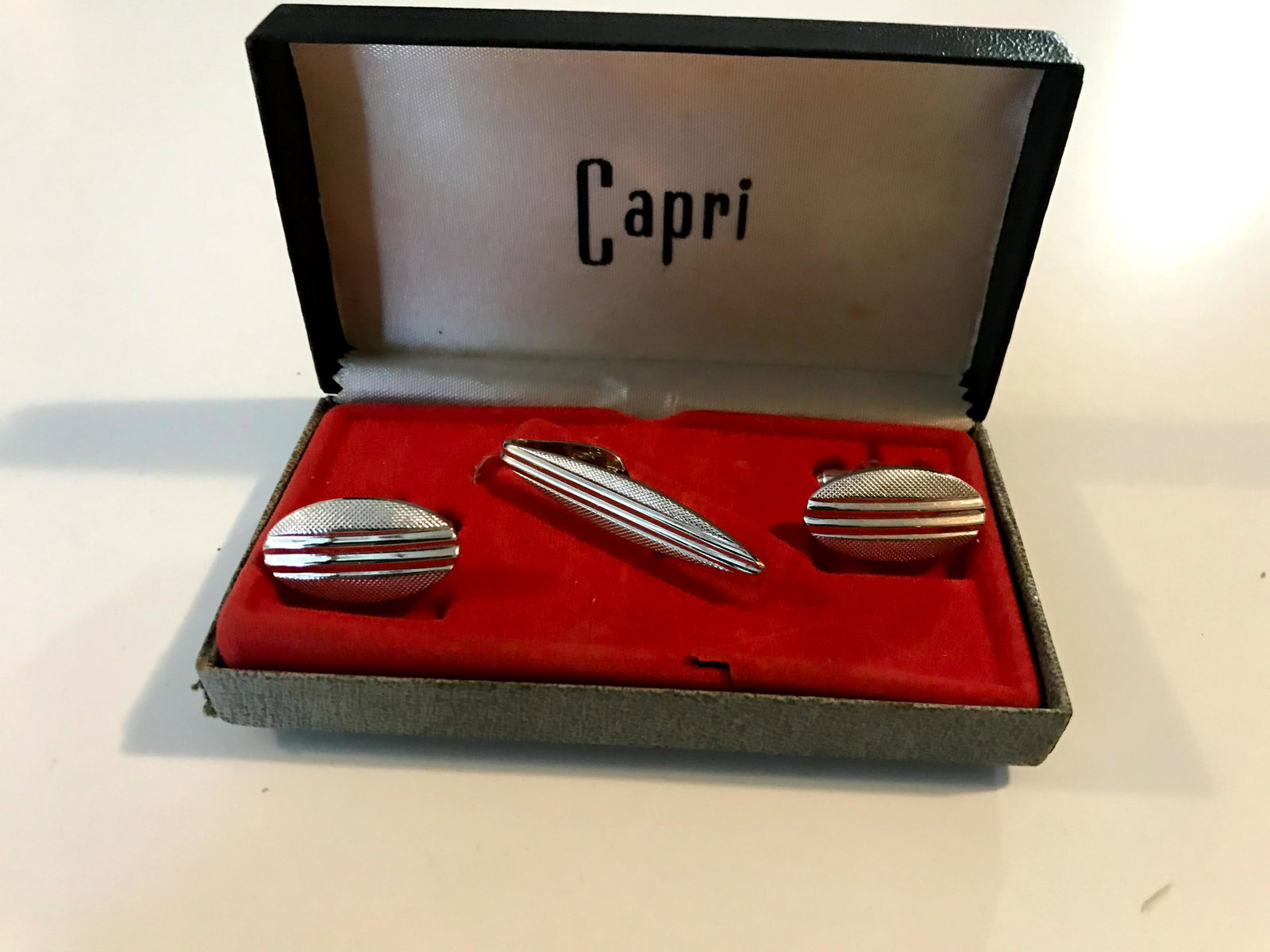 Capri Silver tie bar and cufflink set in box: Capri Silver tie bar and cufflink set in box Please view all photos as they are part of the description and condition of this Item, Feel free to contact me with questions or picture requests!. Used It