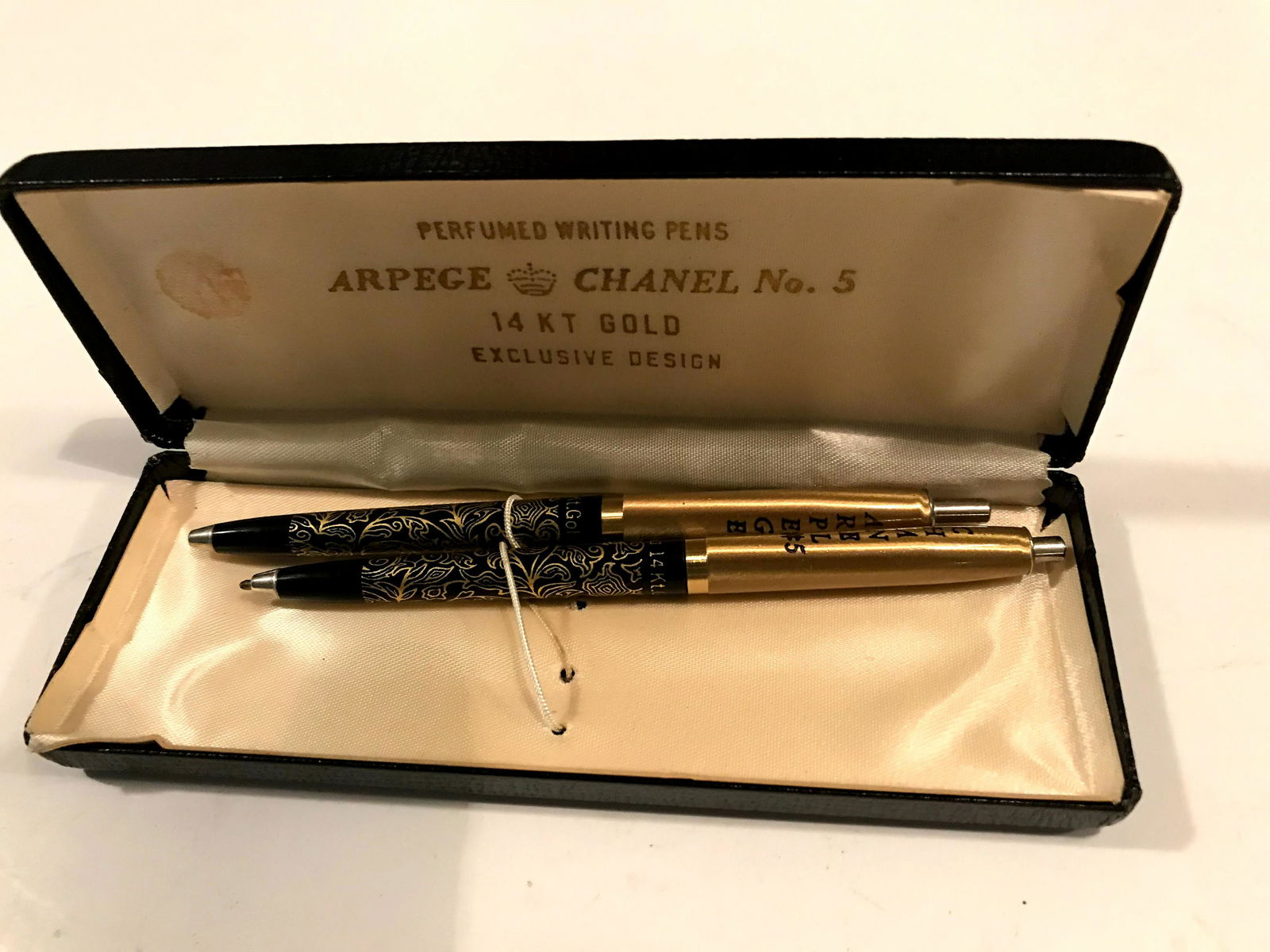 Perfumed Writing Pen Set / Arpege & Chanel No. 5: Vintage Perfumed Writing Pen Set / Arpege & Chanel No. 5 Please view all photos as they are part of the description and condition of this Item, Feel free to contact me with questions or picture reques