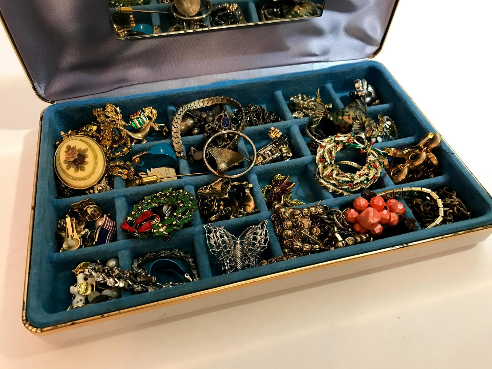 Nice vintage jewelry box loaded: Nice vintage jewelry box loaded view all photos as they are part of the description and condition of this Item, Feel free to contact me with questions or picture requests