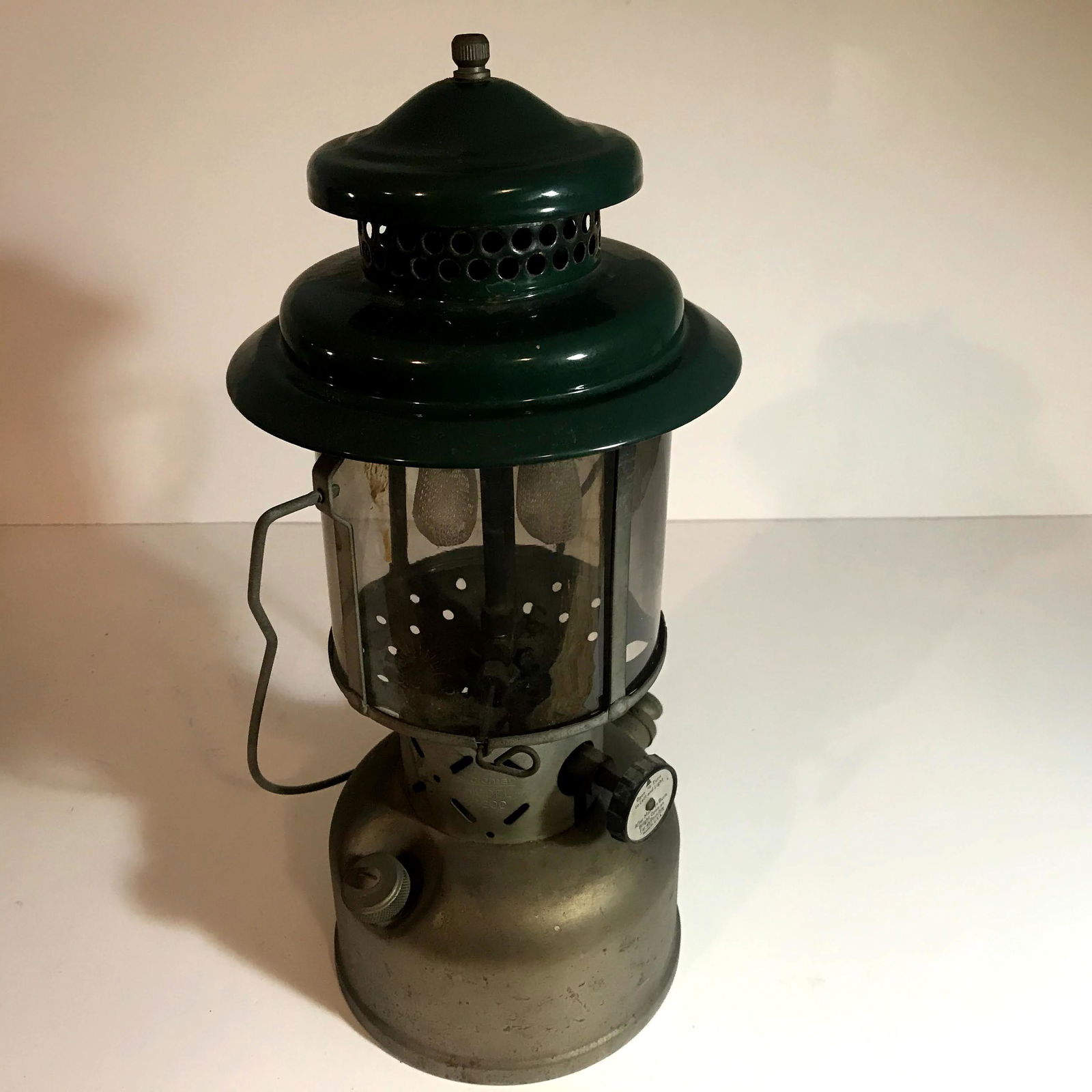Vintage Coleman Lantern 220D 1948 D Double Mantle: Vintage Coleman Lantern 220D 1948 D Double Mantle Simply Beautiful Please view all photos as they are part of the description and condition of this Item, Feel free to contact me with questions or pict