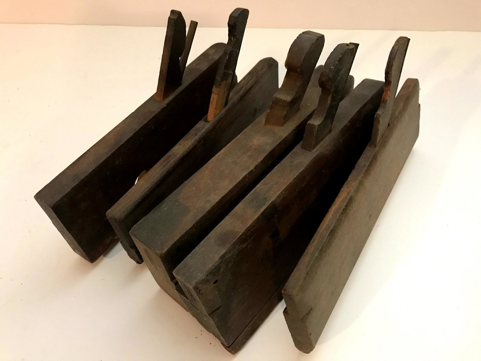 lot of 5 Old wooden hand planes different sizes: lot OF 5 Vintage antique wooden hand planes different sizes Please view all photos as they are part of the description and condition of this Item, Feel free to contact me with questions or picture req