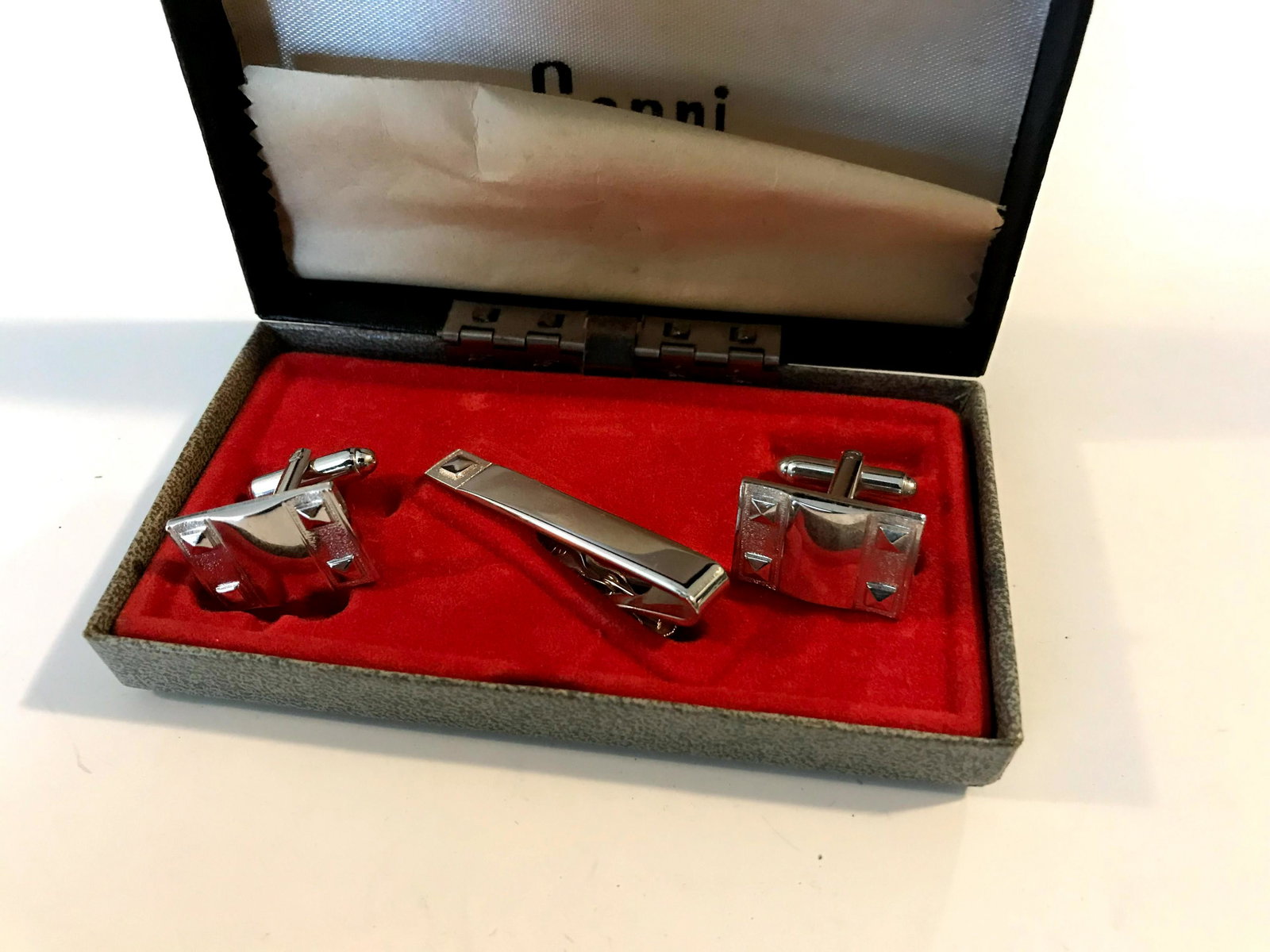 Capri Silver tie bar and cufflink set in box: Capri Silver tie bar and cufflink set in box Please view all photos as they are part of the description and condition of this Item, Feel free to contact me with questions or picture requests!. Used It