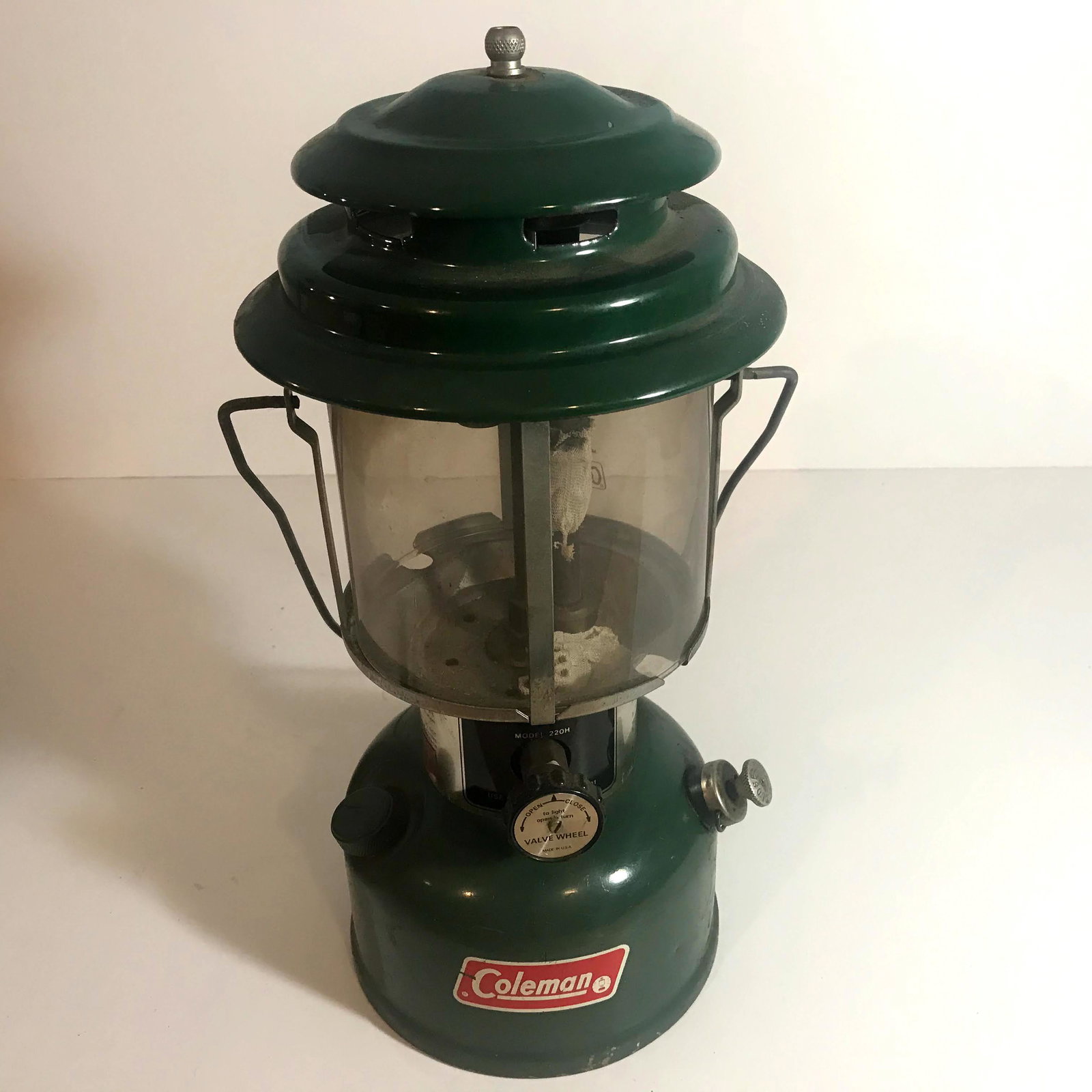 Vintage 1974 Green Coleman 220 H Two Mantle Lantern: Vintage 1974 Green Coleman 220 H Two Mantle Lantern Please view all photos as they are part of the description and condition of this Item, Feel free to contact me with questions or picture requests!.