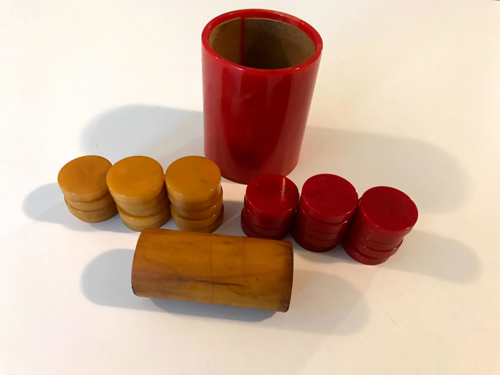 Vintage Backgammon Chips Bakelite cup and rod (1 of 4)