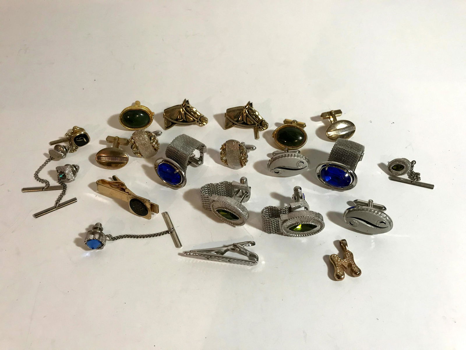 vintage cufflinks and tie clips Lot and medalion (1 of 4)