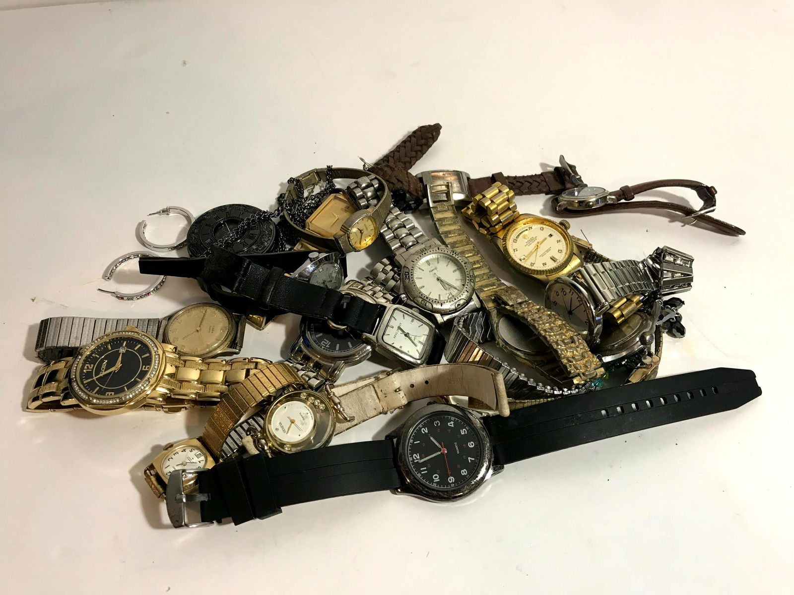 Old Watches in a nice Case (1 of 4)