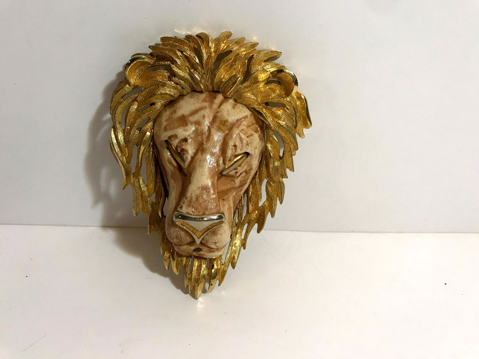 Vintage Lion Head Resin Gold Tone Brooch Pin (1 of 4)