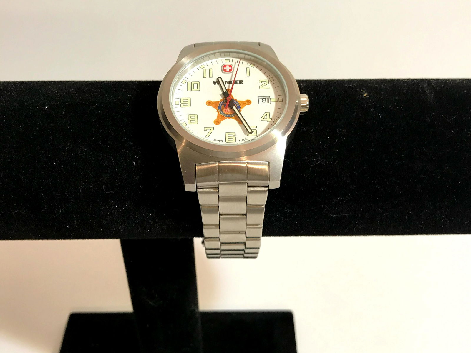 Wenger Swiss Army Watch white face 0441: Wenger Swiss Army Watch white face 0441 Please view all photos as they are part of the description and condition of this Item, Feel free to contact me with questions or picture requests Used Item AS I