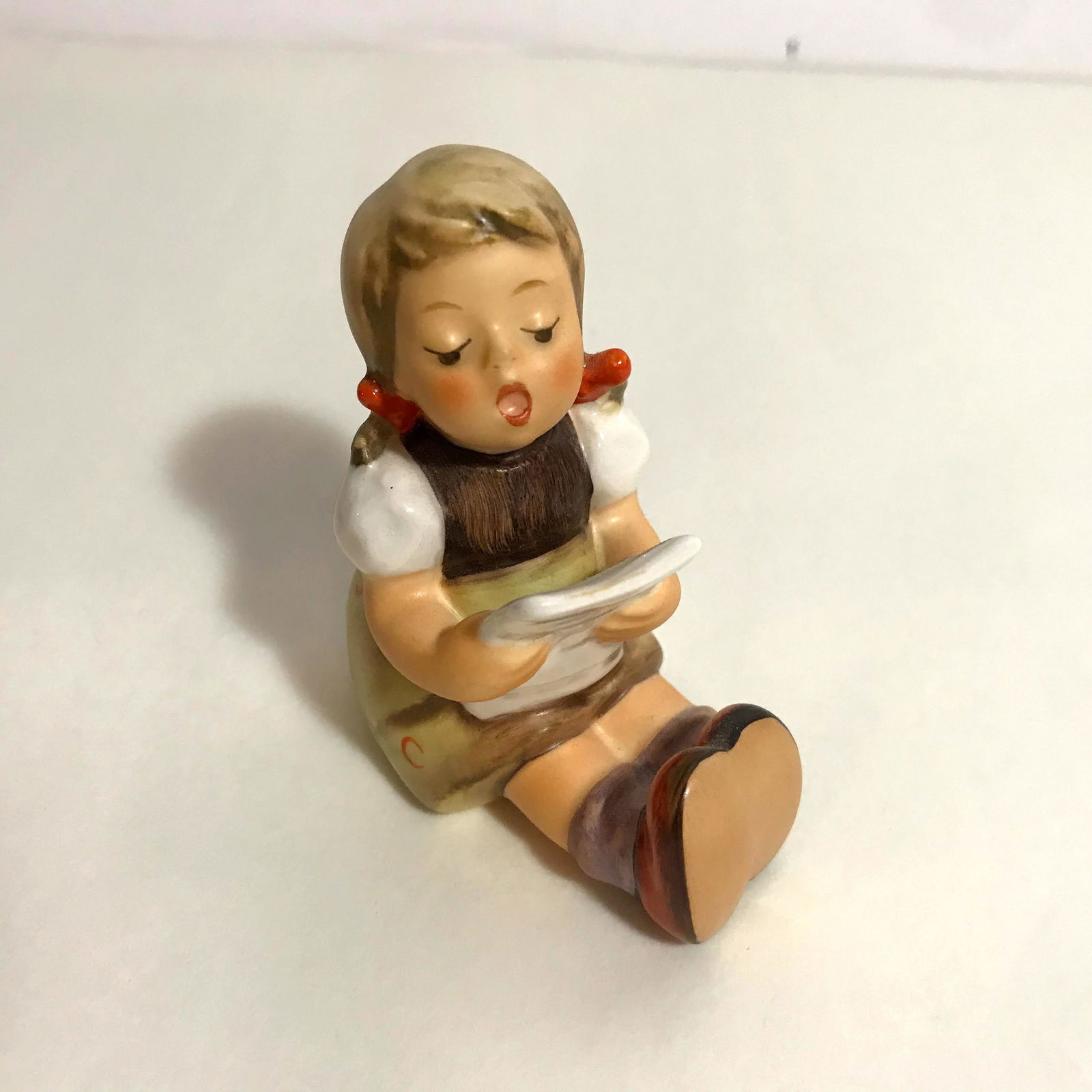 Vintage Goebel Hummel Figurine #389: Vintage Goebel Hummel Figurine Girl Singing #389 Please view all photos as they are part of the description and condition of this Item, Feel free to contact me with questions or picture requests Used