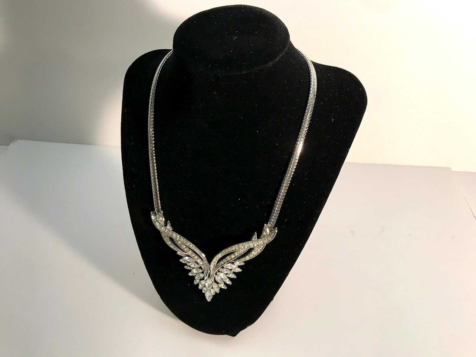 Vintage Trifari Rhinestone Necklace: Vintage Trifari Rhinestone Necklace Please view all photos as they are part of the description and condition of this Item, Feel free to contact me with questions or picture requests Used Item AS IS