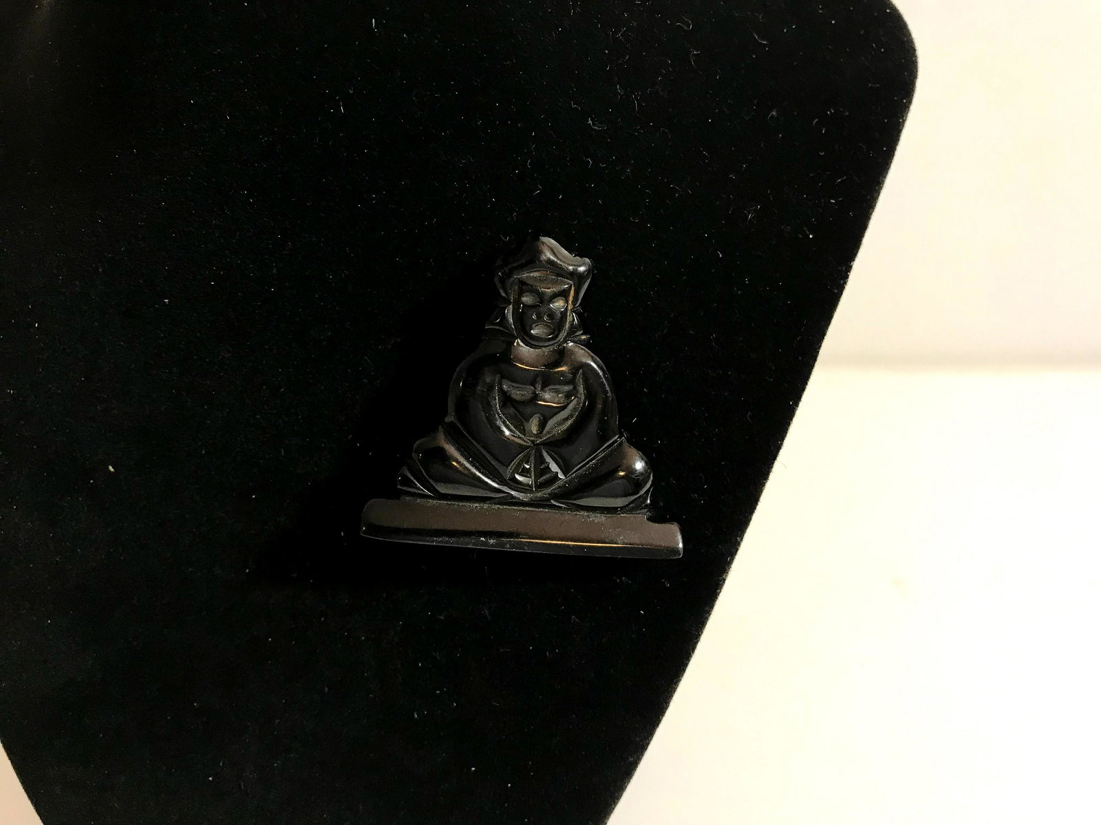 Vintage Carved Bakelite Brooch Pin (1 of 2)