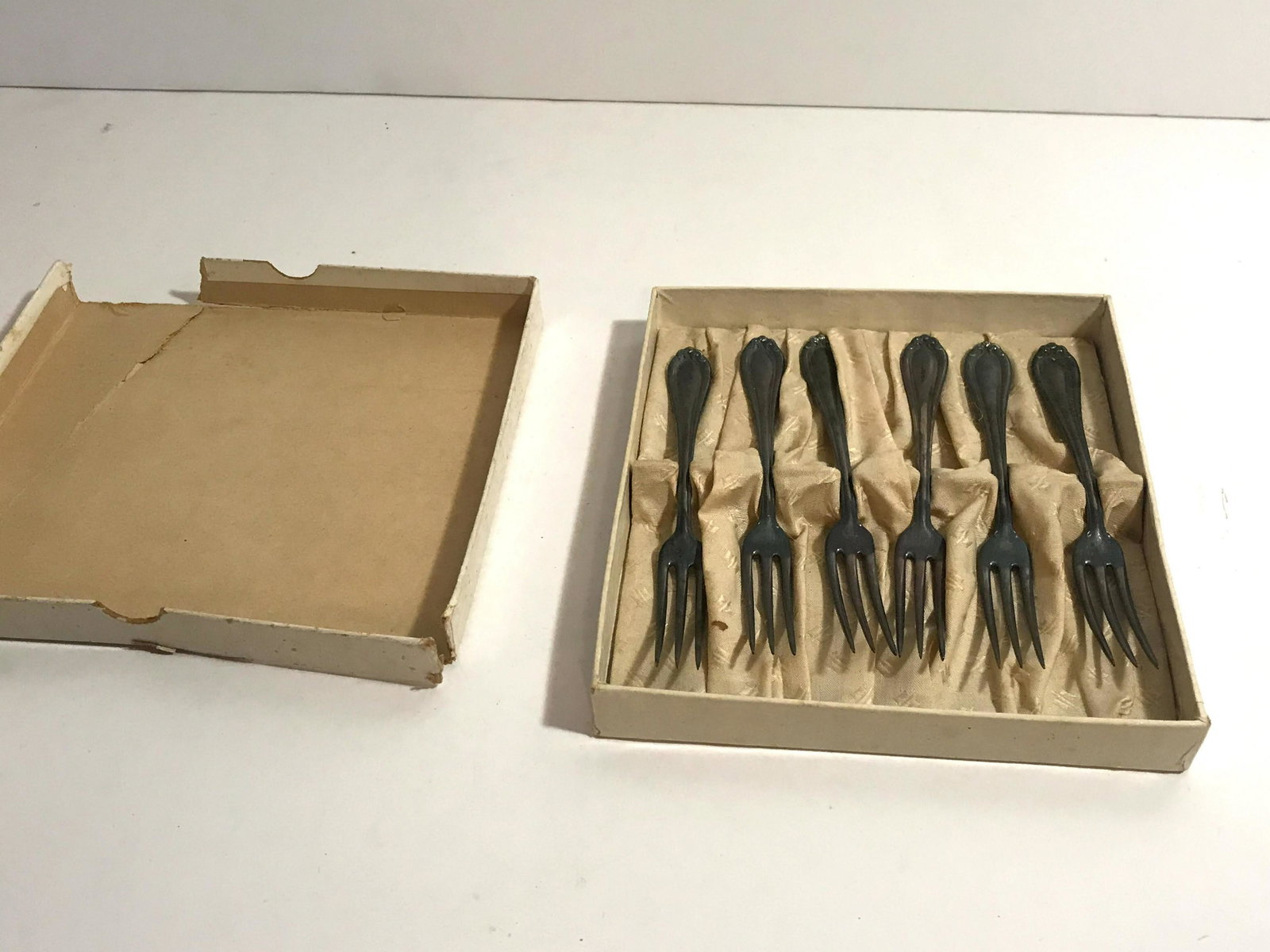 Vintage Cummunity Silverware Forks: Vintage Cummunity Silverware Forks Please view all photos as they are part of the description and condition of this Item, Feel free to contact me with questions or picture requests Used Item AS IS