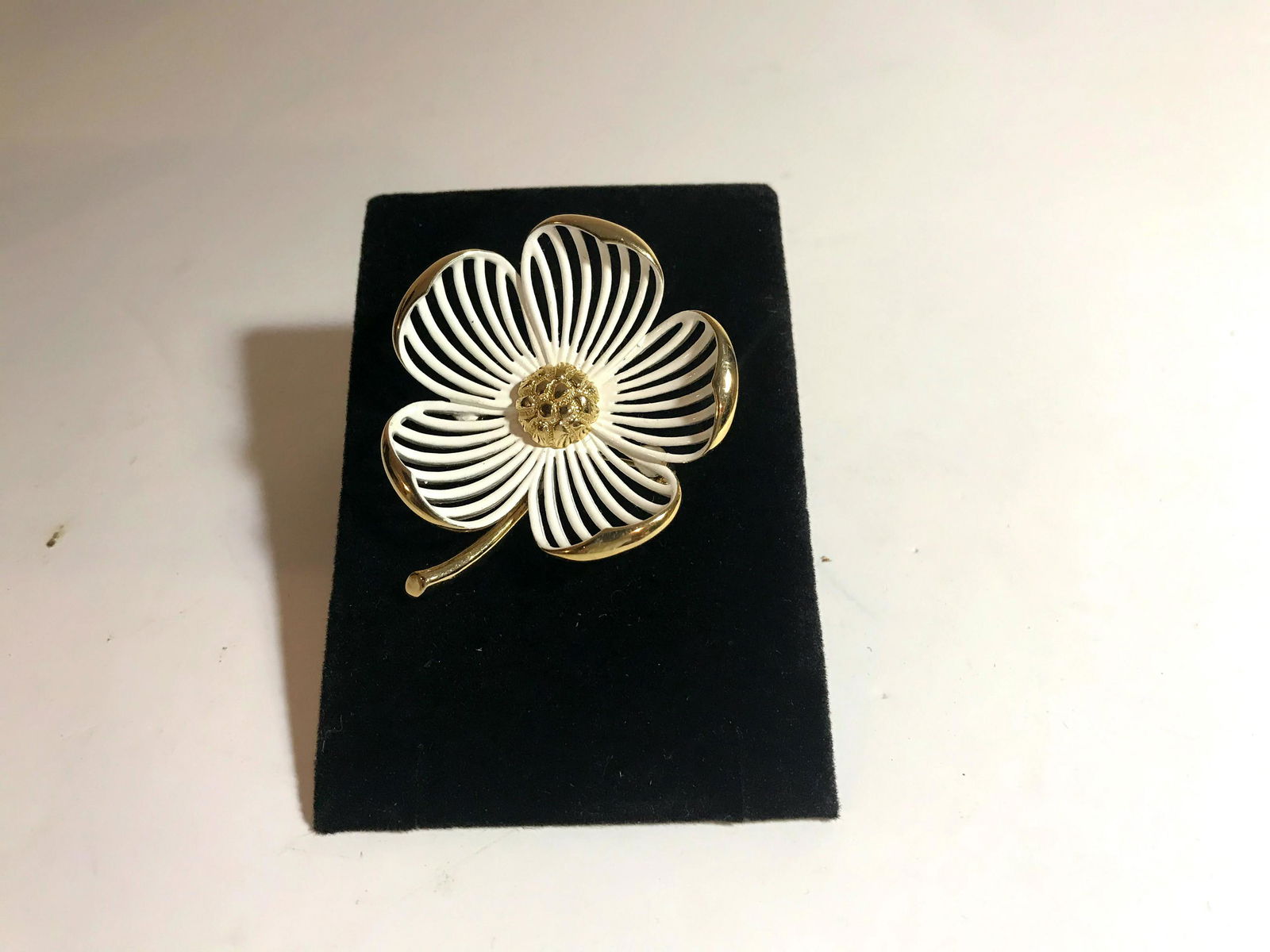 Nice Vintage Monet Flower Brooch: Nice Vintage Monet Brooch Please view all photos as they are part of the description and condition of this Item, Feel free to contact me with questions or picture requests Used Item AS IS