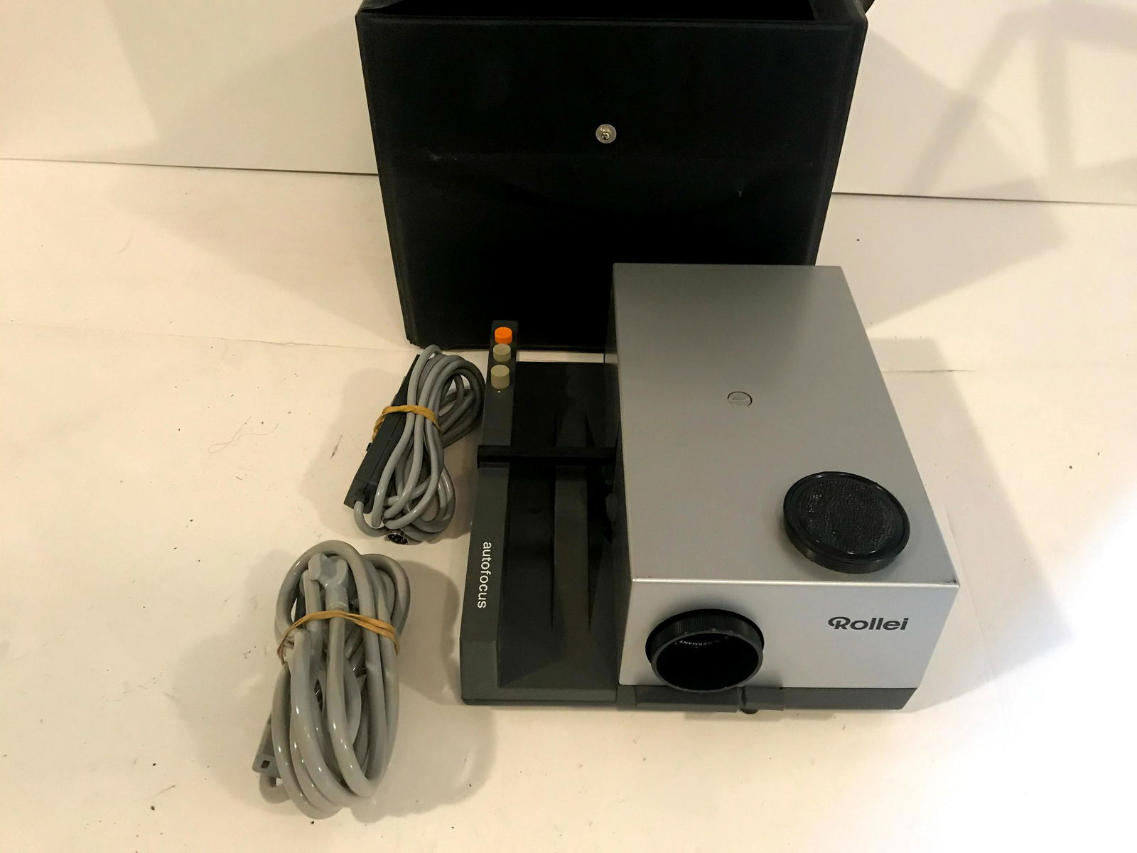 Rollei P35 AUTOFOCUS Slide Projector with Case (1 of 4)