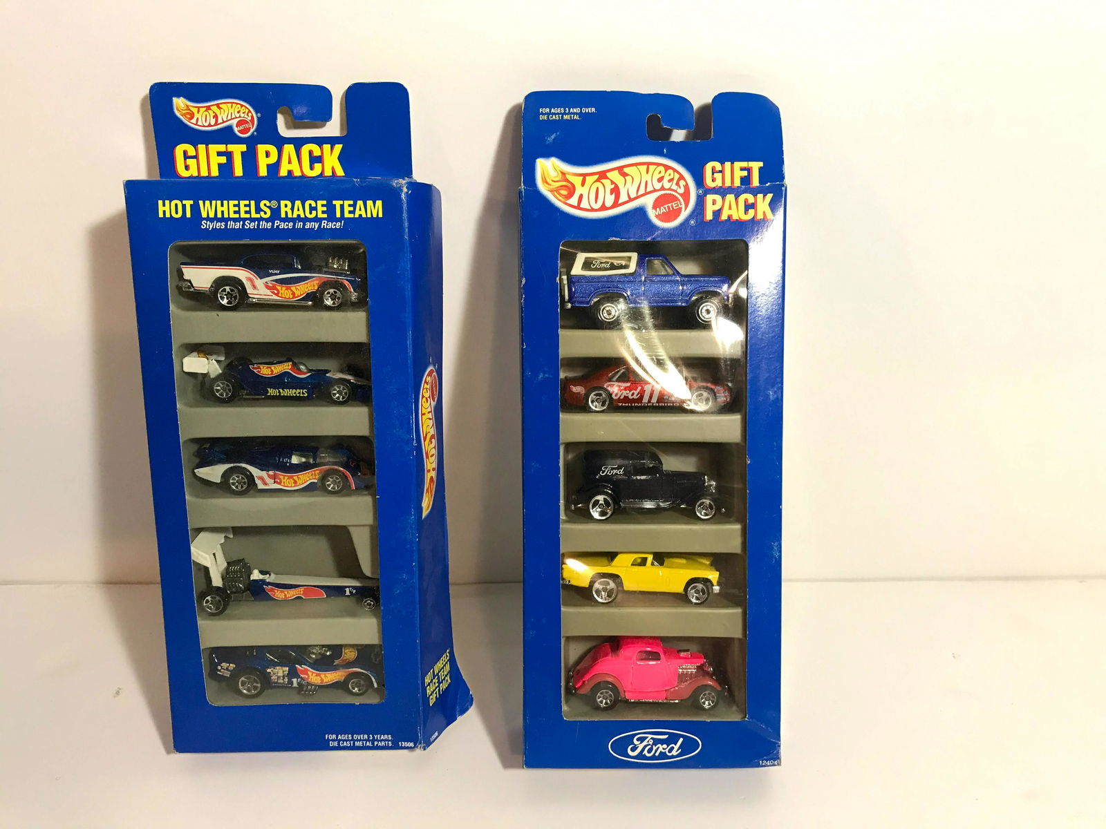 two packs of hot wheels: two packs of hot wheels Please view all photos as they are part of the description and condition of this Item, Feel free to contact me with questions or picture requests Used Item AS IS