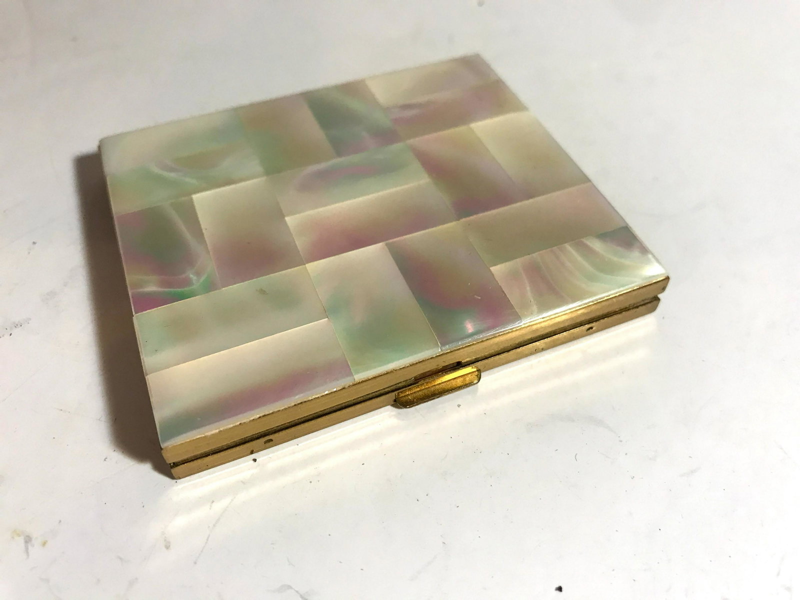 Vintage mother of pearl compact set: Vintage mother of pearl compact Please view all photos as they are part of the description and condition of this Item, Feel free to contact me with questions or picture requests Used Item AS IS