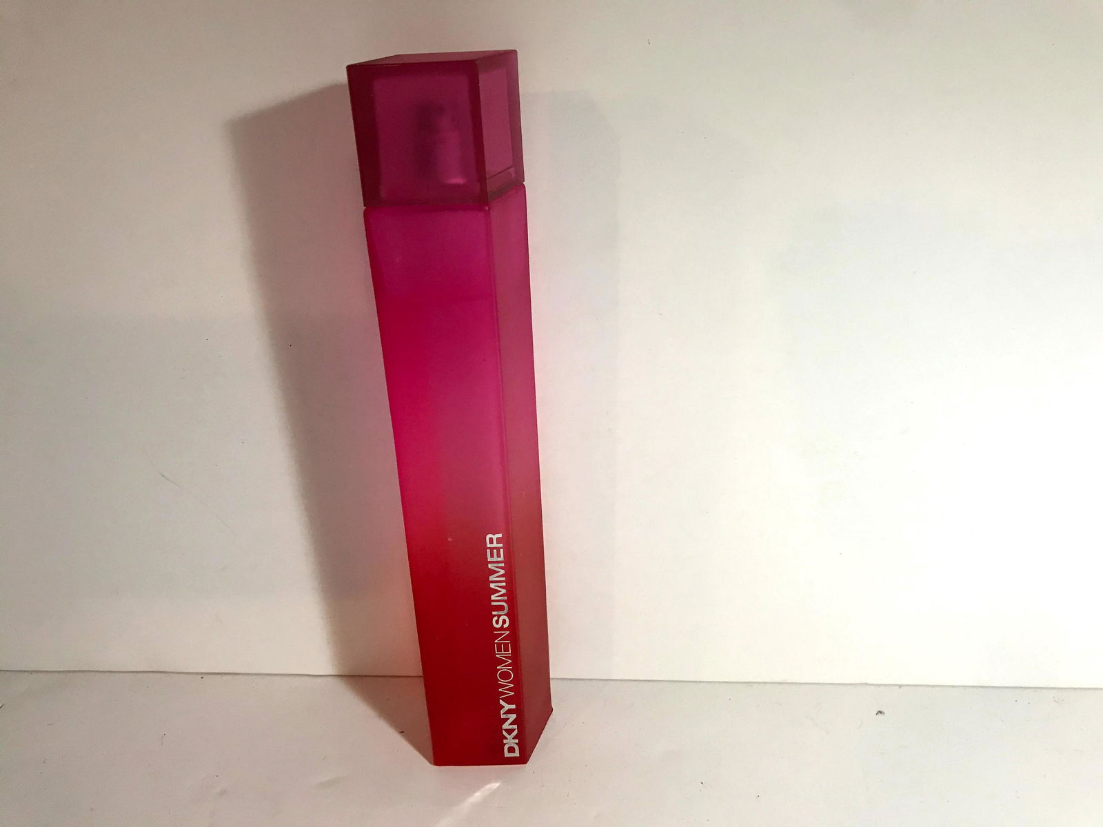DKNY vintage perfume: DKNY vintage perfume Please view all photos as they are part of the description and condition of this Item, Feel free to contact me with questions or picture requests Used Item AS IS
