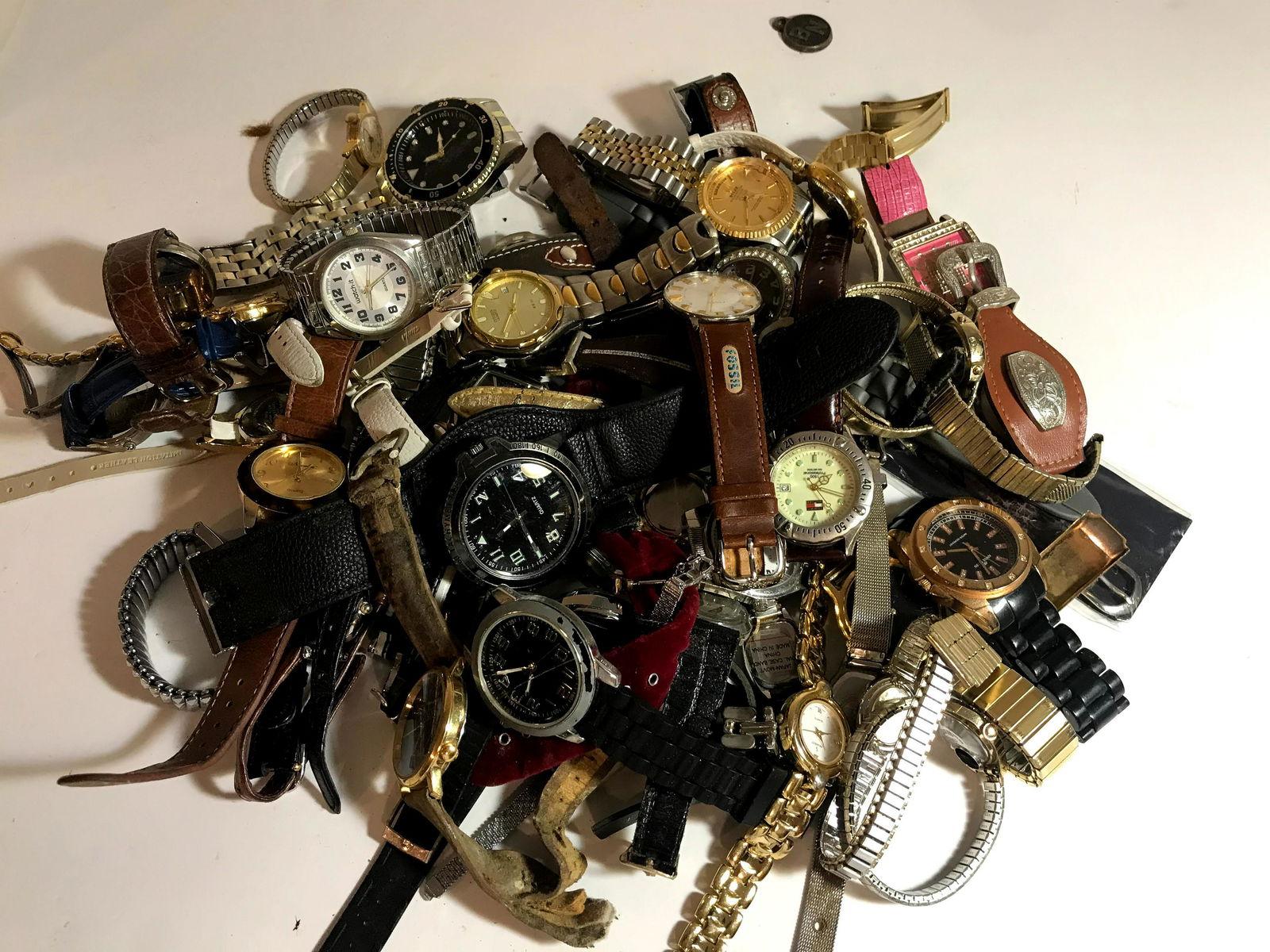 Lot of mixed watches many working (1 of 3)