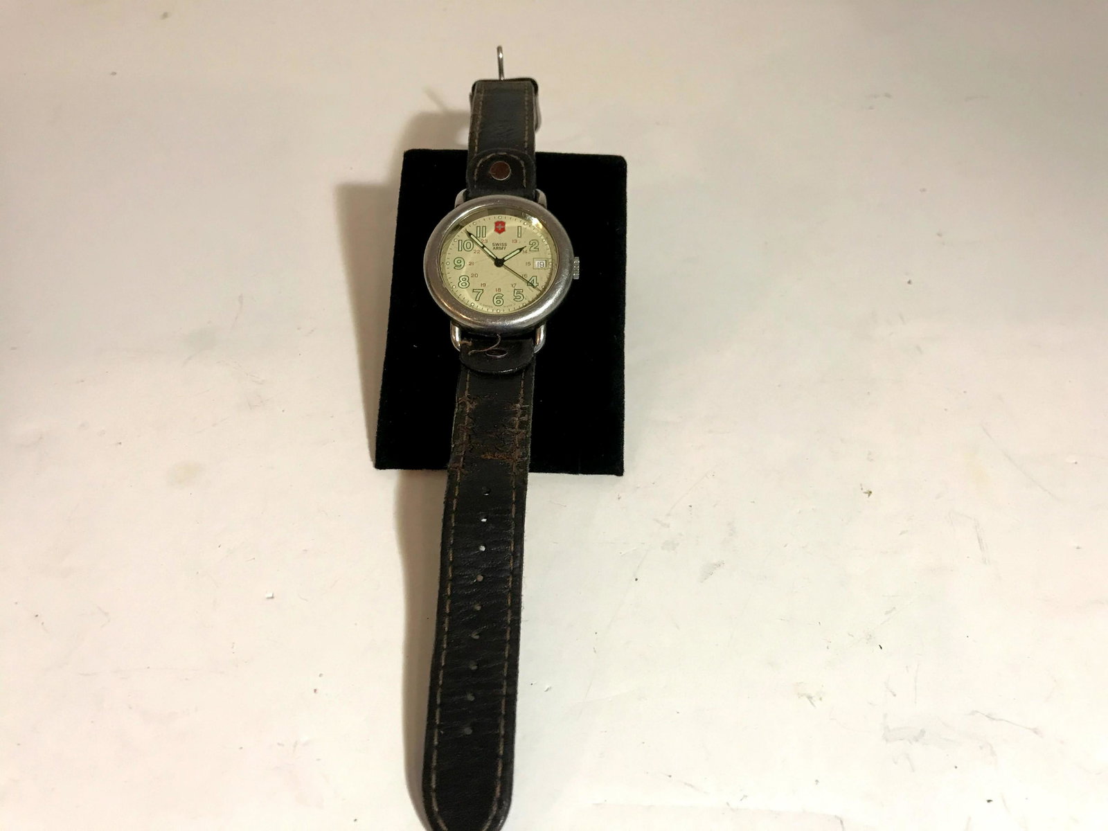Working Vintage Swiss Army Watch: Vintage Swiss Army Watch Please view all photos as they are part of the description and condition of this Item, Feel free to contact me with questions or picture requests Used Item AS IS