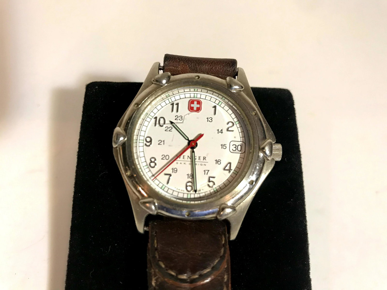 Vintage Working Wenger Swiss Watch: Vintage Wenger Swiss Watch Please view all photos as they are part of the description and condition of this Item, Feel free to contact me with questions or picture requests Used Item AS IS