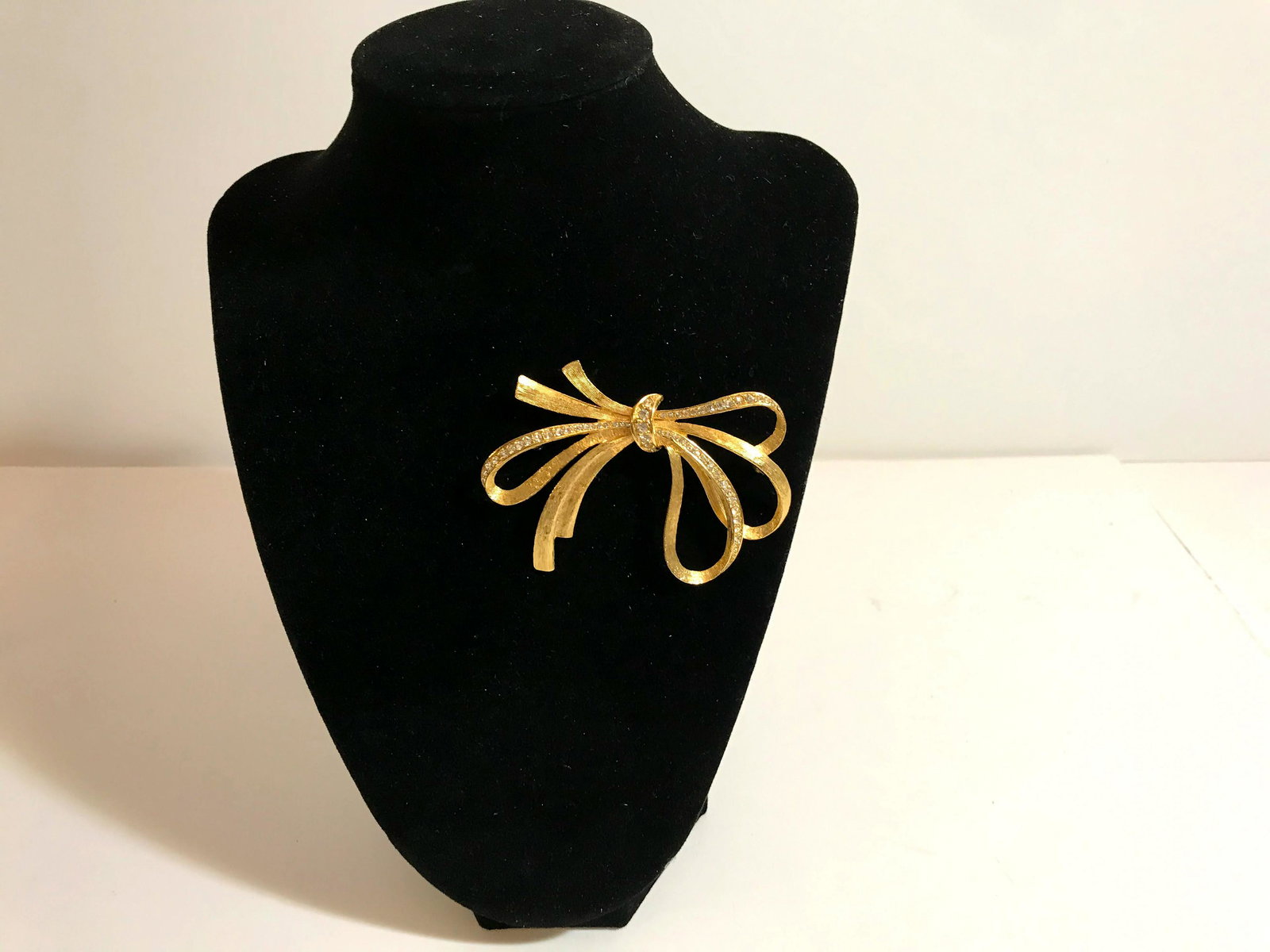 Givenchy Gold Bow Brooch Signed: Givenchy Gold Bow Brooch Signed Please view all photos as they are part of the description and condition of this Item, Feel free to contact me with questions or picture requests Used Item AS IS