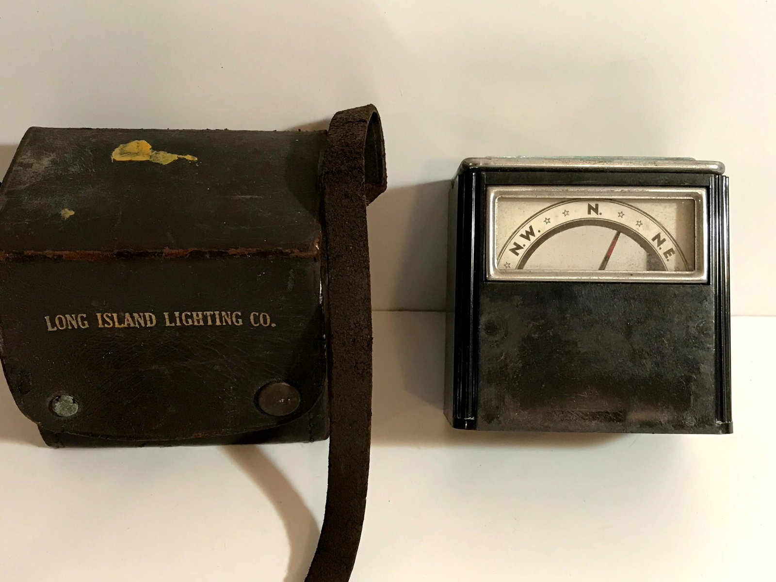 Vintage Aqua Magnetic Locator Dip Needle Compass: Vintage Aqua Survey & Instrument Co. Magnetic Locator, Dip Needle Compass From The Long Island Lighting Company better known as LILCO. Please view all photos as they are part of the description and co