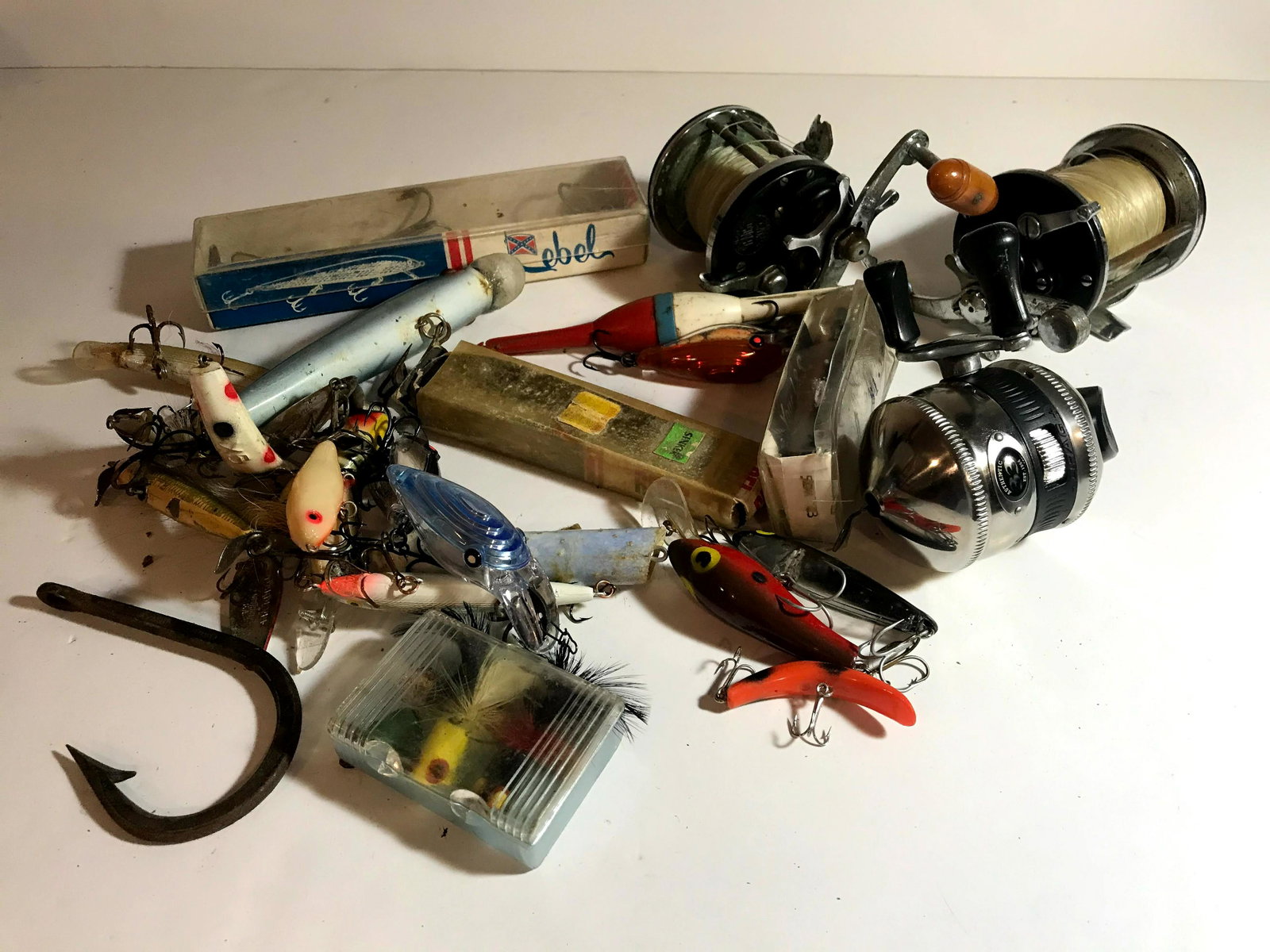 vintage Lot of fishing lures and reels: Lot of fishing lures and reels Please view all photos as they are part of the description and condition of this Item, Feel free to contact me with questions or picture requests Used Item AS IS