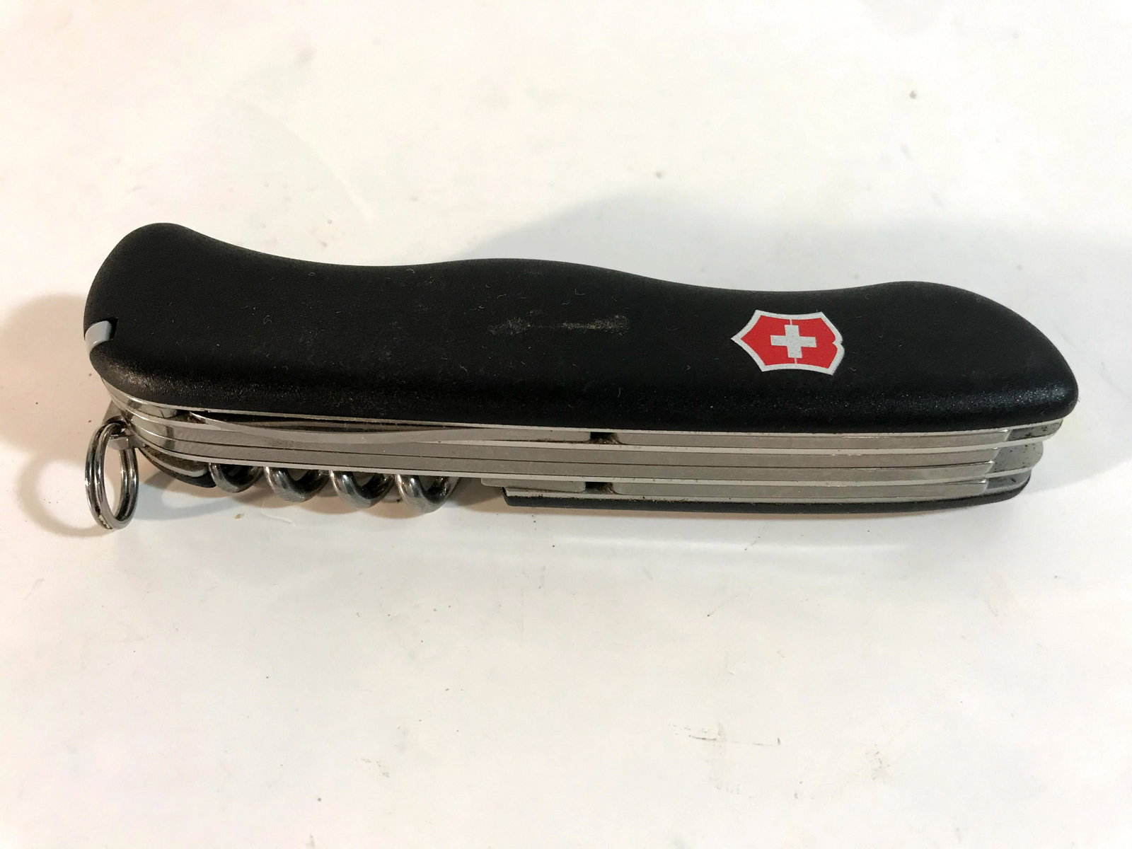 Victorinox Swiss Army Multi-Tool Pocket Knife: Victorinox Swiss Army Multi-Tool Pocket Knife Please view all photos as they are part of the description and condition of this Item, Feel free to contact me with questions or picture requests Used Ite