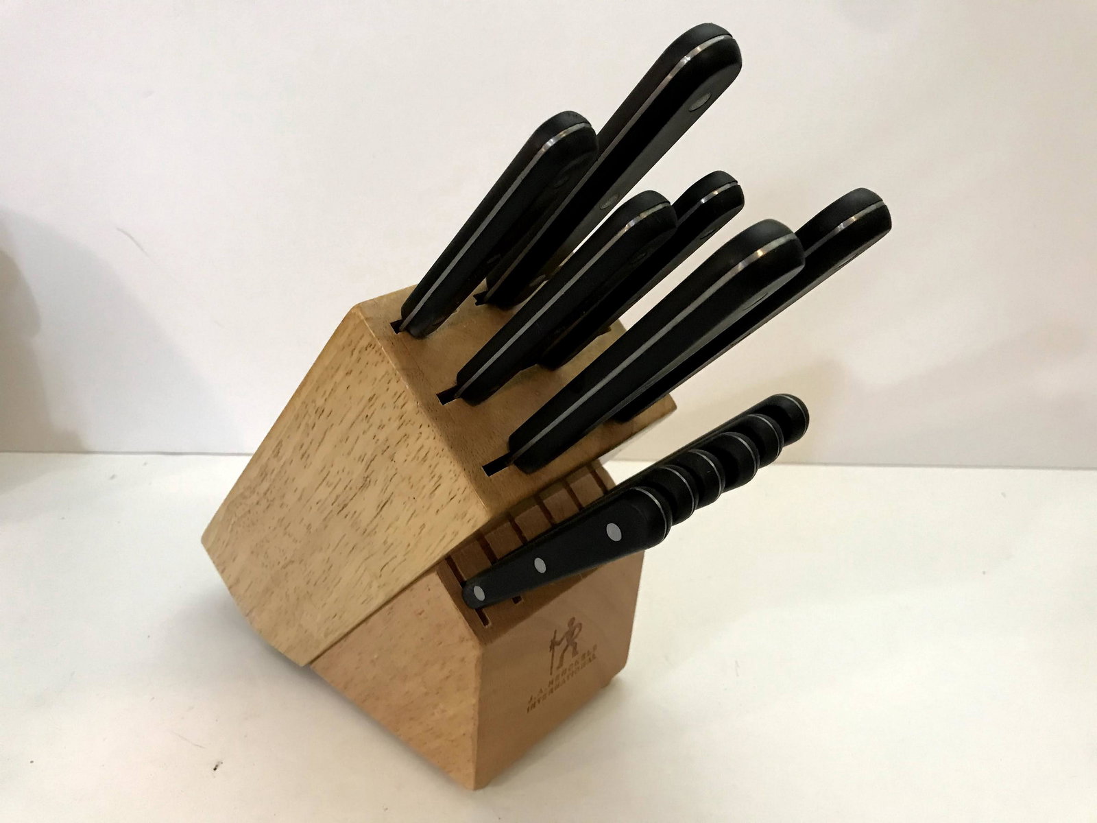 JA Henckels International Knife Block Set of 12: JA Henckels International Knife Block Set of 12 Please view all photos as they are part of the description and condition of this Item, Feel free to contact me with questions or picture requests Used I