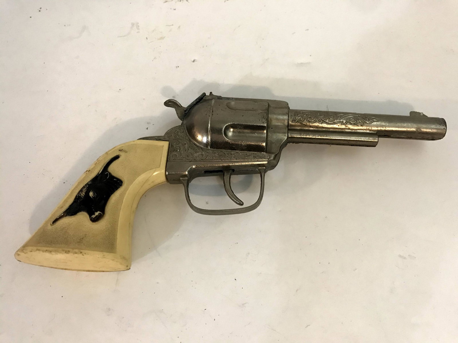 Vintage Hubley Cowboy "Western" Toy Cap Gun: Vintage Hubley Cowboy "Western" Toy Cap Gun Steer Head Grip Please view all photos as they are part of the description and condition of this Item, Feel free to contact me with questions or picture req