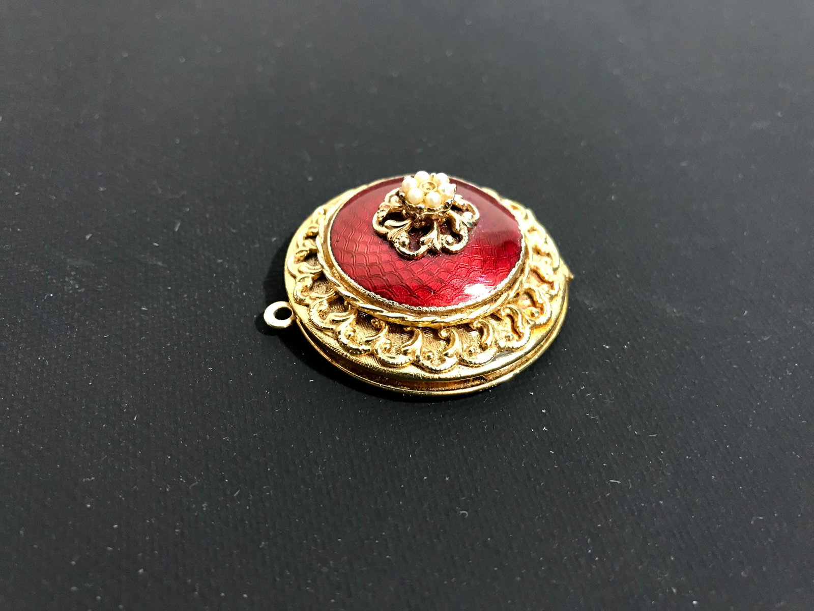 Nice Vintage Pearl Picture Locket: Nice Vintage Pearl Picture Locket Please view all photos as they are part of the description and condition of this Item, Feel free to contact me with questions or picture requests Used Item AS IS