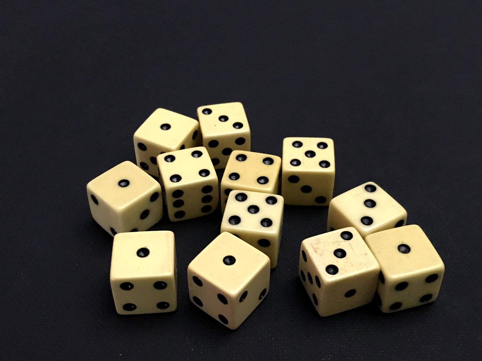 Lot of 12 Vintage Bakalite Dice: Lot of 12 Vintage Bakalite Dice Please view all photos as they are part of the description and condition of this Item, Feel free to contact me with questions or picture requests Used Item AS IS