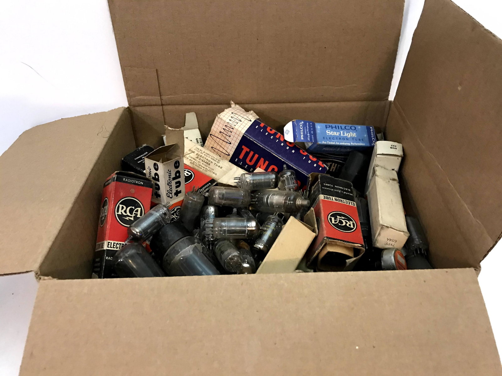 Vintage Vacuum Tubes Small Box: Vintage Vacuum Tubes Small Box Please view all photos as they are part of the description and condition of this Item, Feel free to contact me with questions or picture requests Used Item AS IS
