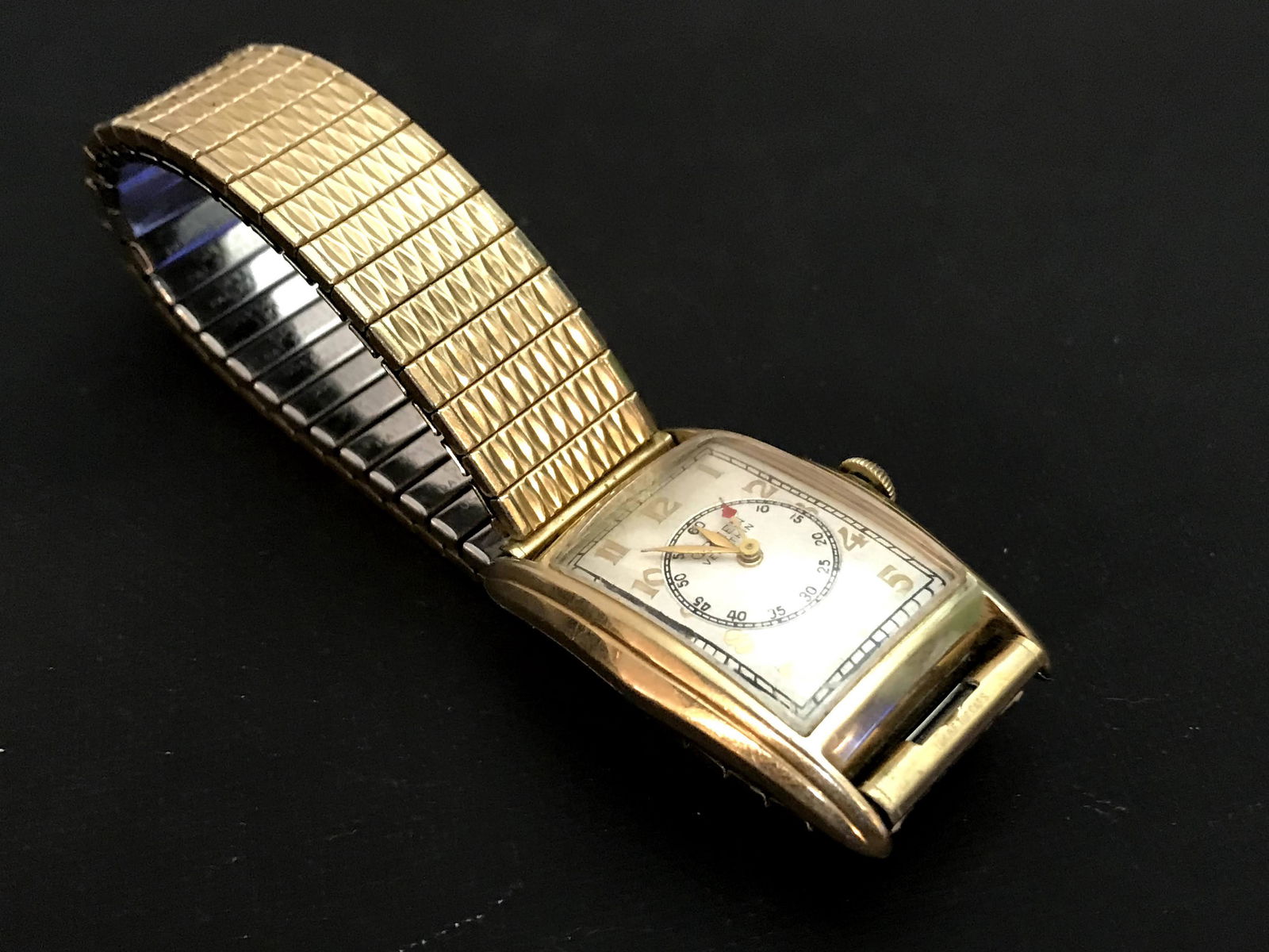 Vintage Gruen "Veri-Thin" Men's Wristwatch: Vintage Sweep Seconds Gruen "Veri-Thin" Men's Wristwatch Works Great!!! Please view all photos as they are part of the description and condition of this Item, Feel free to contact me with questions or