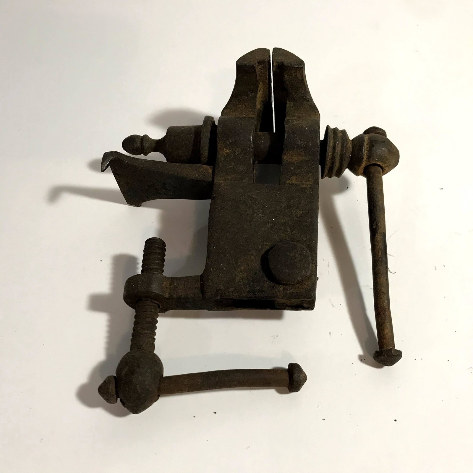 Vintage Machinist Gunsmith Jeweler Hand Vise: Vintage Machinist Gunsmith Jeweler Hand Vise very old possibly 1800s Please view all photos as they are part of the description and condition of this Item, Feel free to contact me with questions or pi