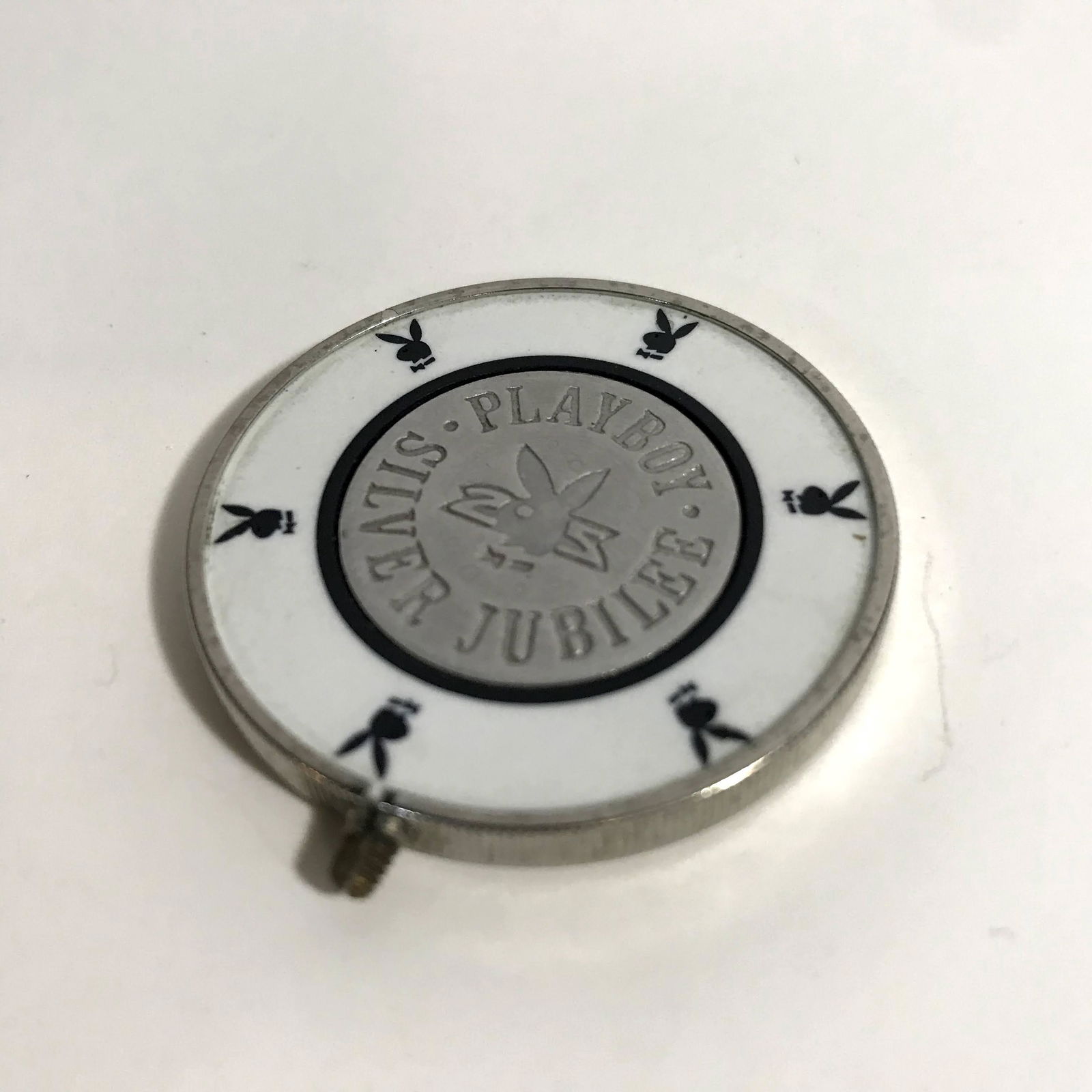 Playboy Club Silver Jubilee Keychain $25 Poker Chip: Original Playboy Club International Silver Jubilee Keychain $25 Poker Chip Token Please view all photos as they are part of the description and condition of this Item, Feel free to contact me with que