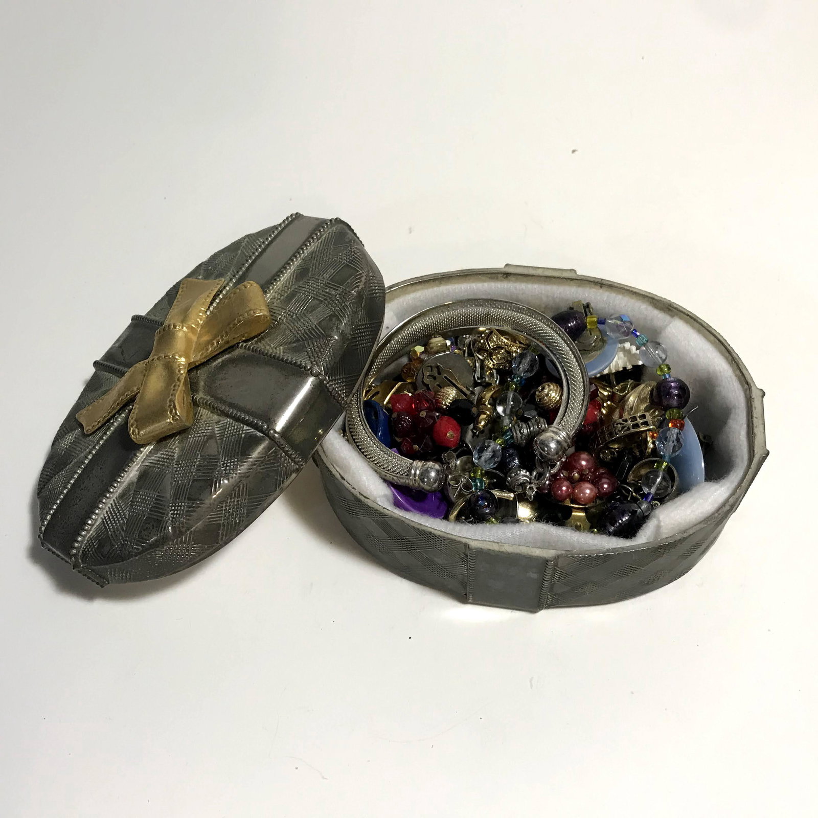 Vintage Pewter style jewelry box with jewelry: Vintage Pewter style jewelry box with jewelry Please view all photos as they are part of the description and condition of this Item, Feel free to contact me with questions or picture requests Used Ite