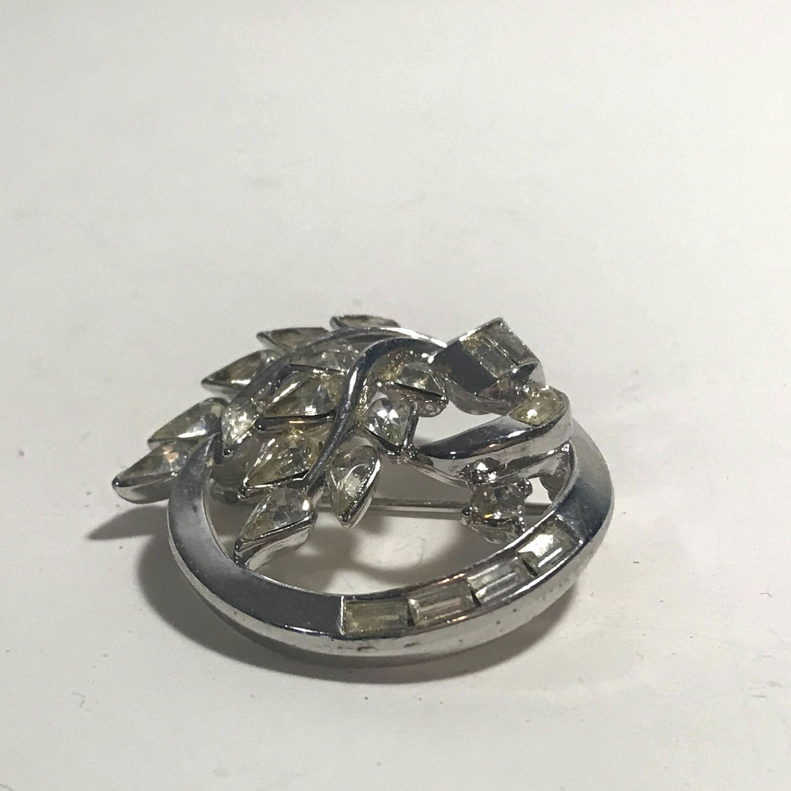 Vintage Trifari Rhinstone Brooch: Vintage Trifari Rhinstone Brooch Please view all photos as they are part of the description and condition of this Item, Feel free to contact me with questions or picture requests Used Item AS IS