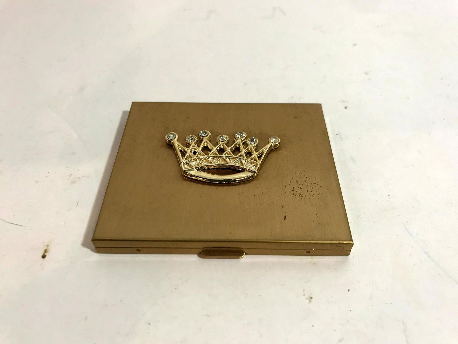 vintage crown powder compact: vintage crown powder compact Please view all photos as they are part of the description and condition of this Item, Feel free to contact me with questions or picture requests Used Item AS IS
