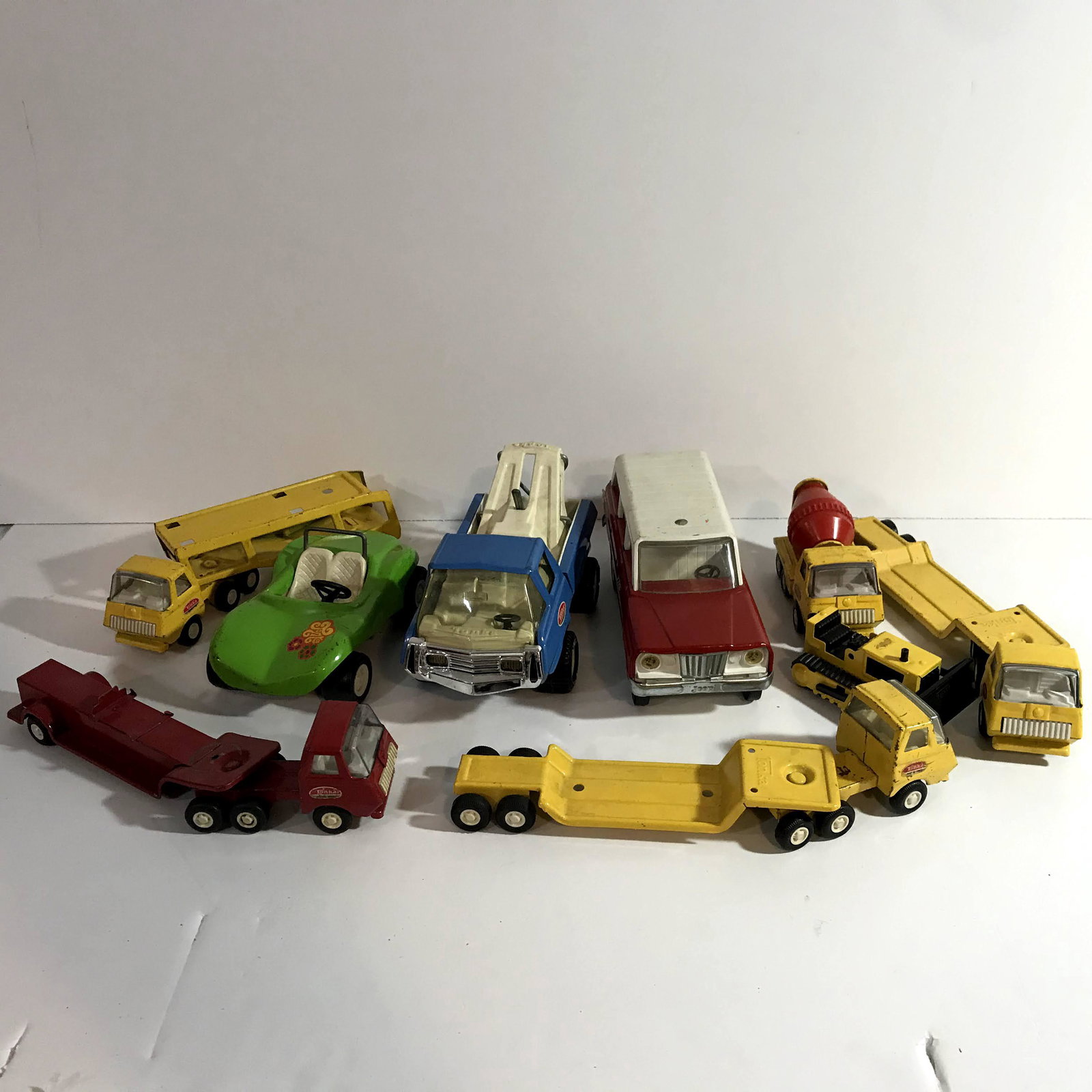 Vintage Lot of Tonka Toys: Vintage Lot of Tonka Toys Please view all photos as they are part of the description and condition of this Item, Feel free to contact me with questions or picture requests Used Item AS IS