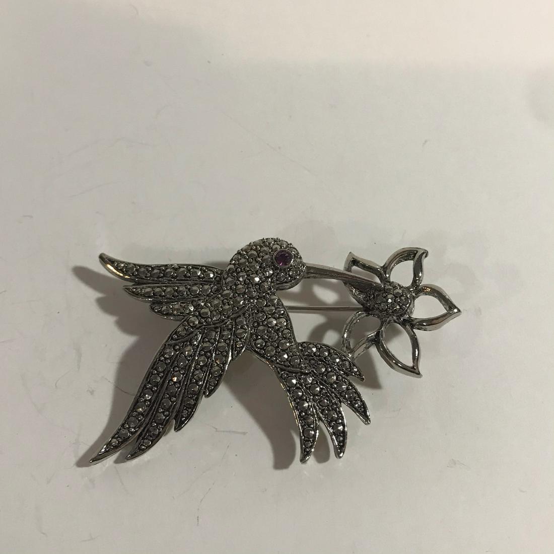 Vintage Hummingbird Marcasite Brooch Purple Rhinestone: Vintage Hummingbird Marcasite Pin Brooch w/ Purple Rhinestone Eye by Avon Please view all photos as they are part of the description and condition of this Item, Feel free to contact me with questions 