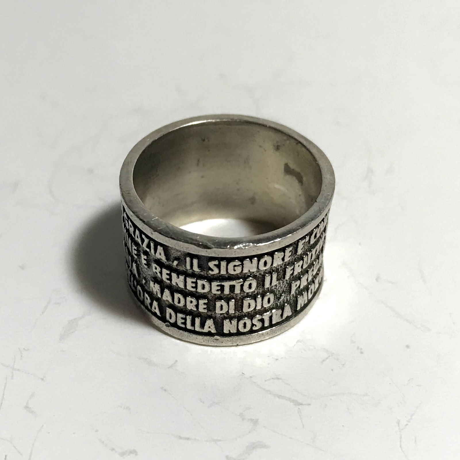 Vintage Solid sterling silver Napkin Ring: Vintage Solid sterling silver Napkin Ring size 7 Please view all photos as they are part of the description and condition of this Item, Feel free to contact me with questions or picture requests Used