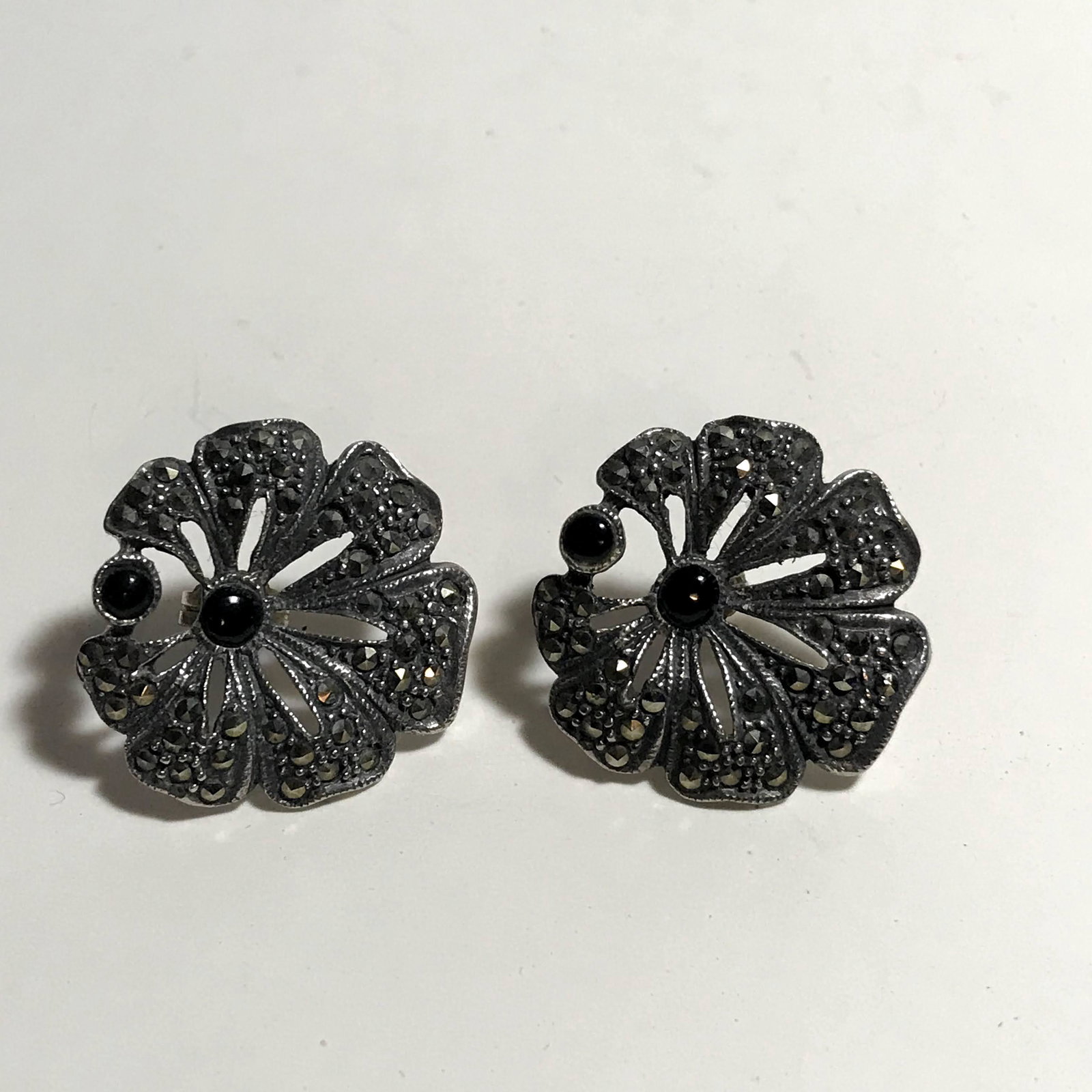 Vintage Sterling Silver Marcasite Onyx Earrings: Vintage Sterling Silver Marcasite Onyx Earrings Please view all photos as they are part of the description and condition of this Item, Feel free to contact me with questions or picture requests Used I