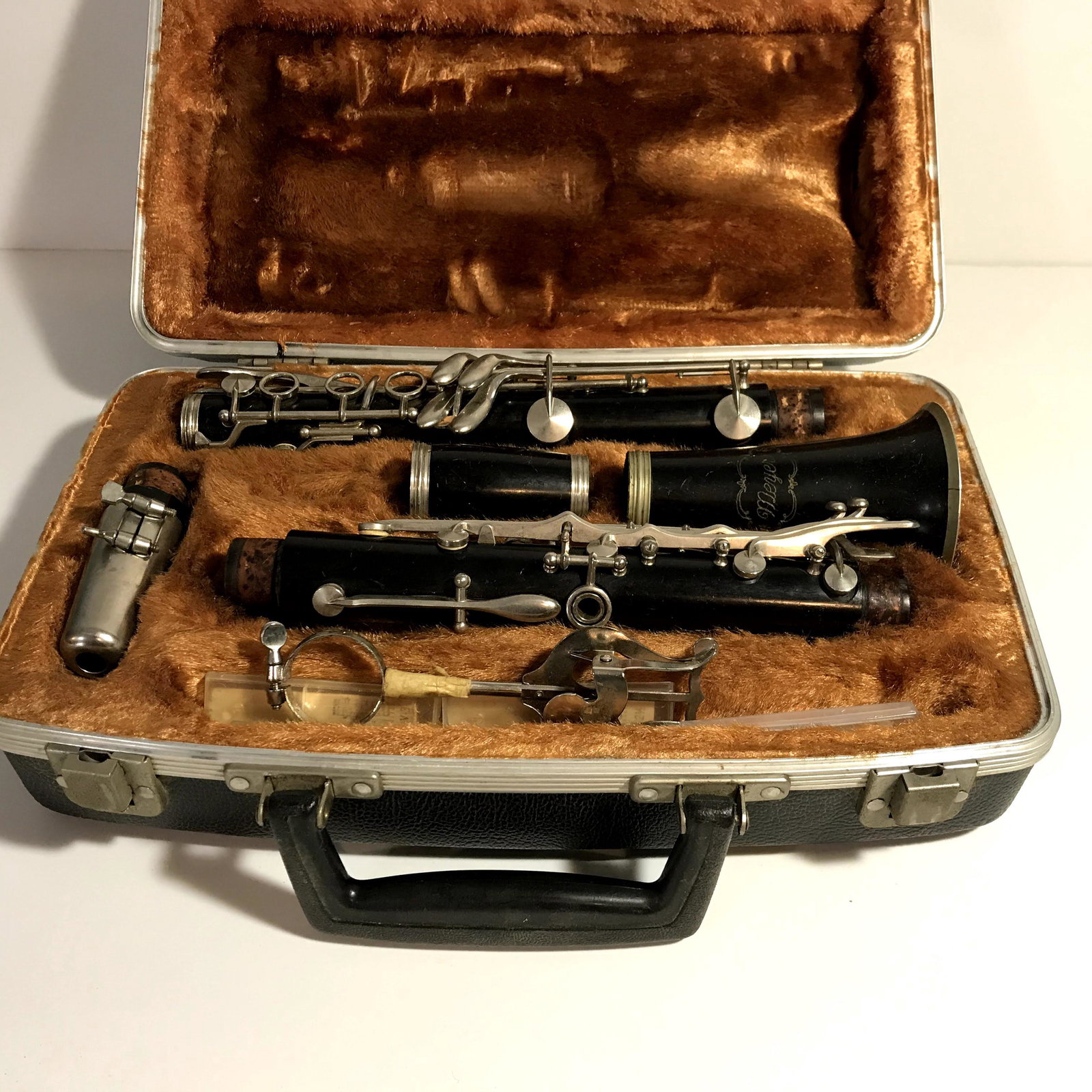 Vintage Meyer Clarinet: Vintage Meyer Clarinet Please view all photos as they are part of the description and condition of this Item, Feel free to contact me with questions or picture requests Used Item AS IS